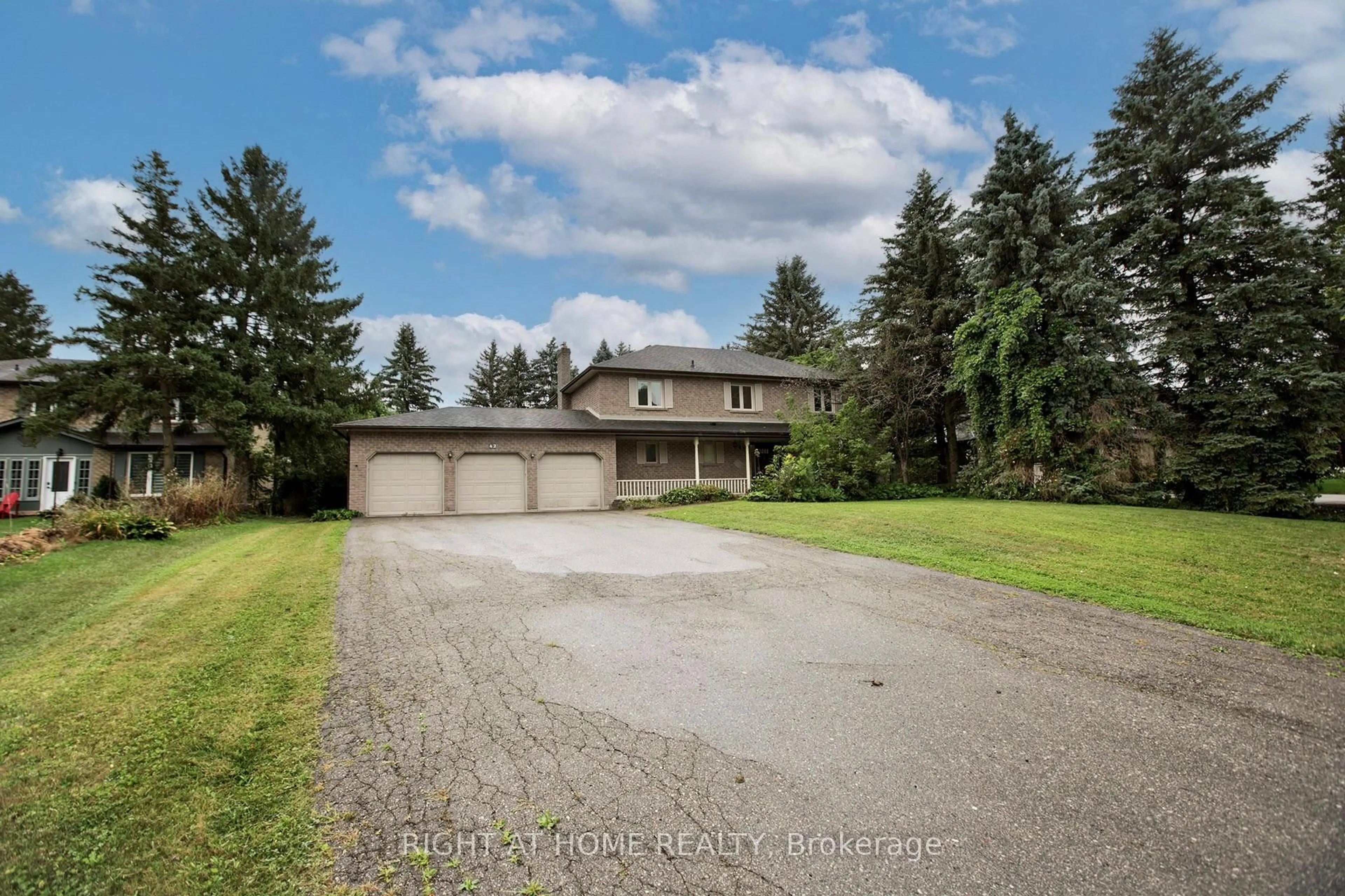 A pic from outside/outdoor area/front of a property/back of a property/a pic from drone, street for 42 William St, East Gwillimbury Ontario L0G 1V0