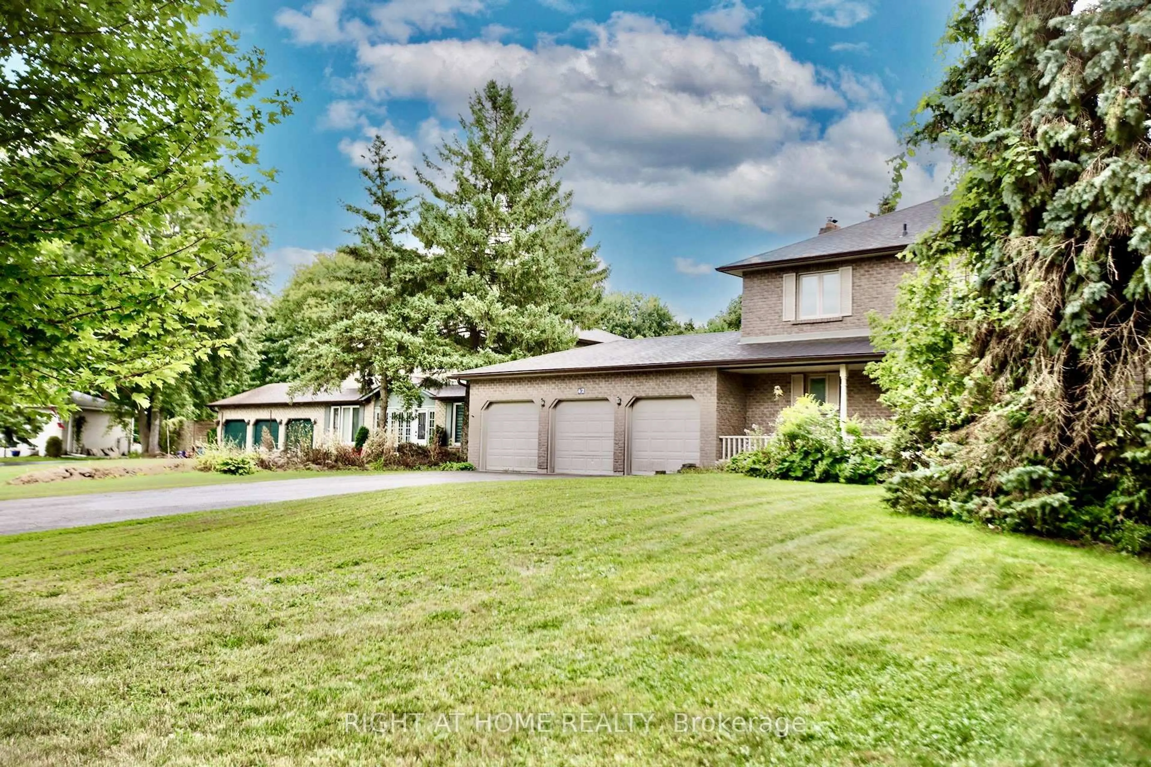 A pic from outside/outdoor area/front of a property/back of a property/a pic from drone, street for 42 William St, East Gwillimbury Ontario L0G 1V0