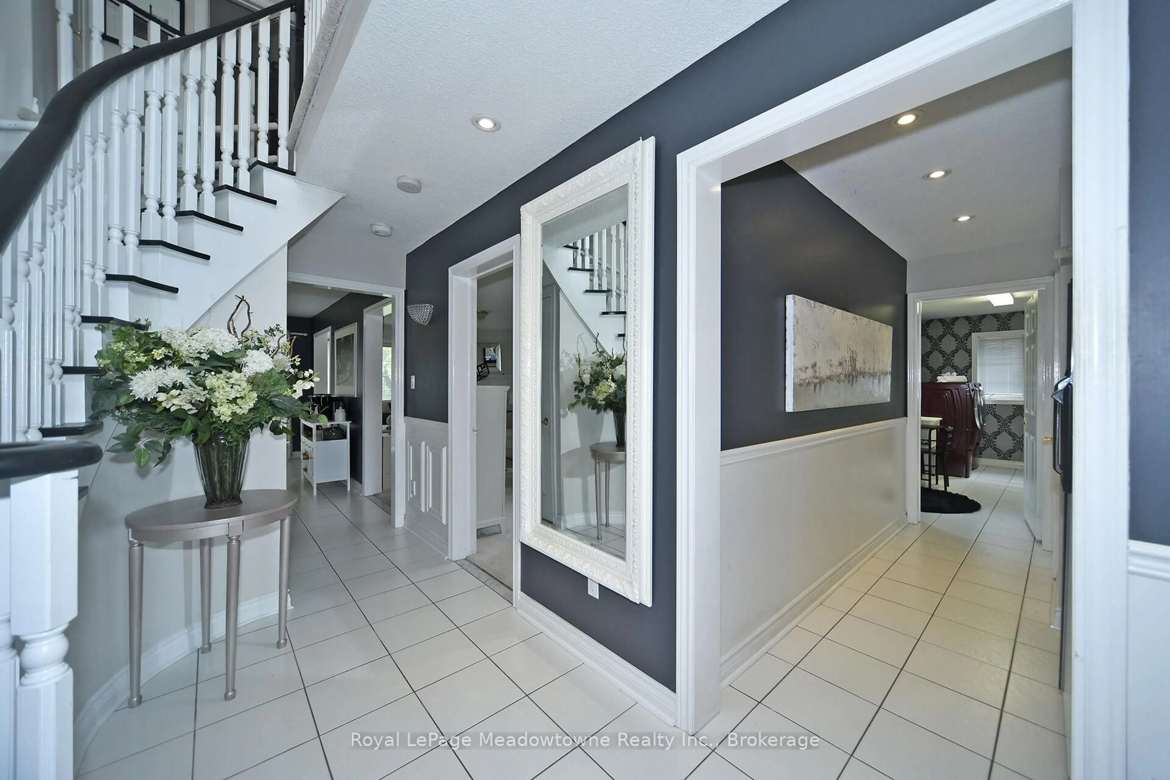 Indoor foyer for 30 Millrun Cres, Vaughan Ontario L4H 1A4