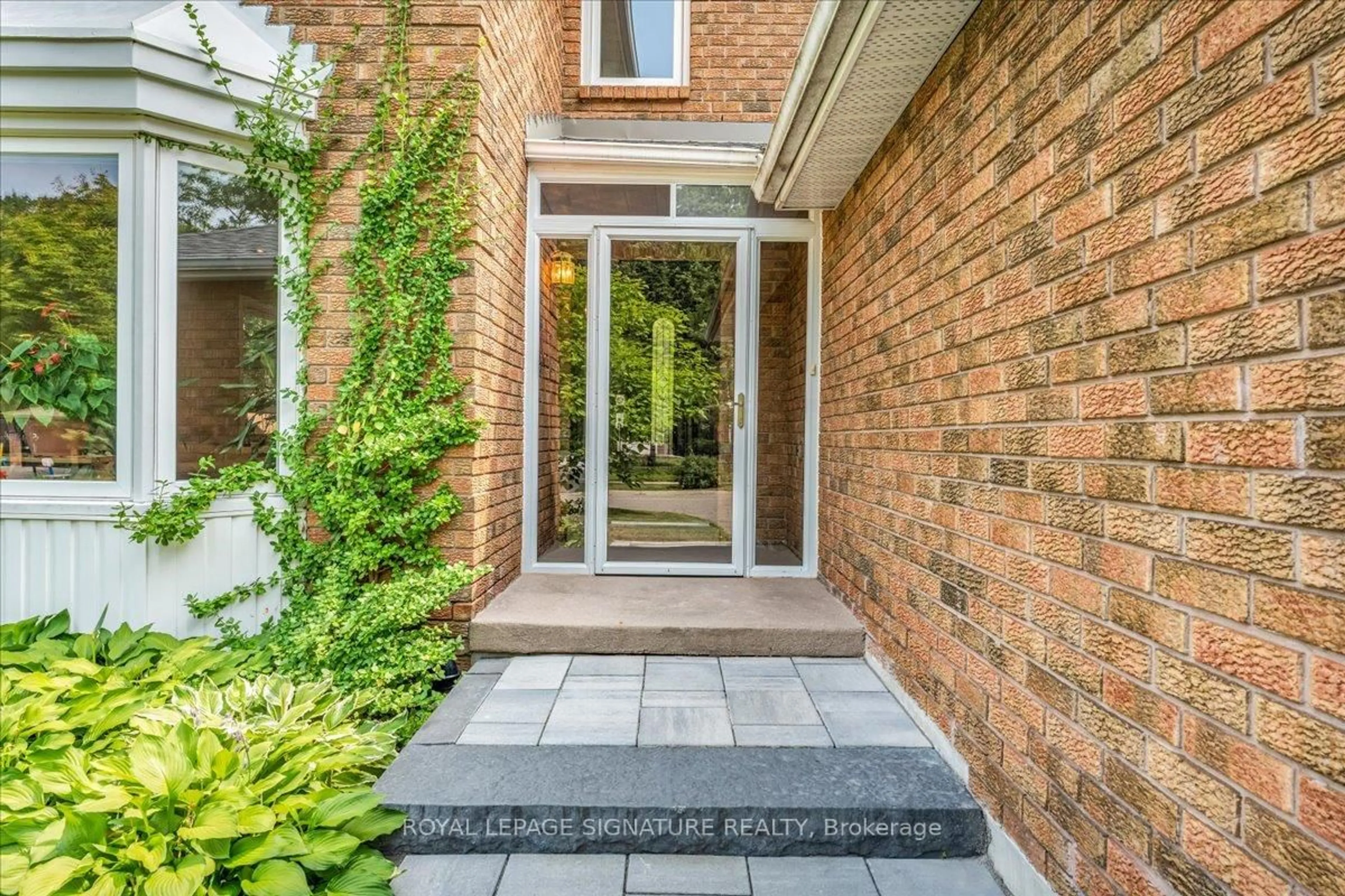 Indoor entryway for 57 Tribbling Cres, Aurora Ontario L4G 4X1