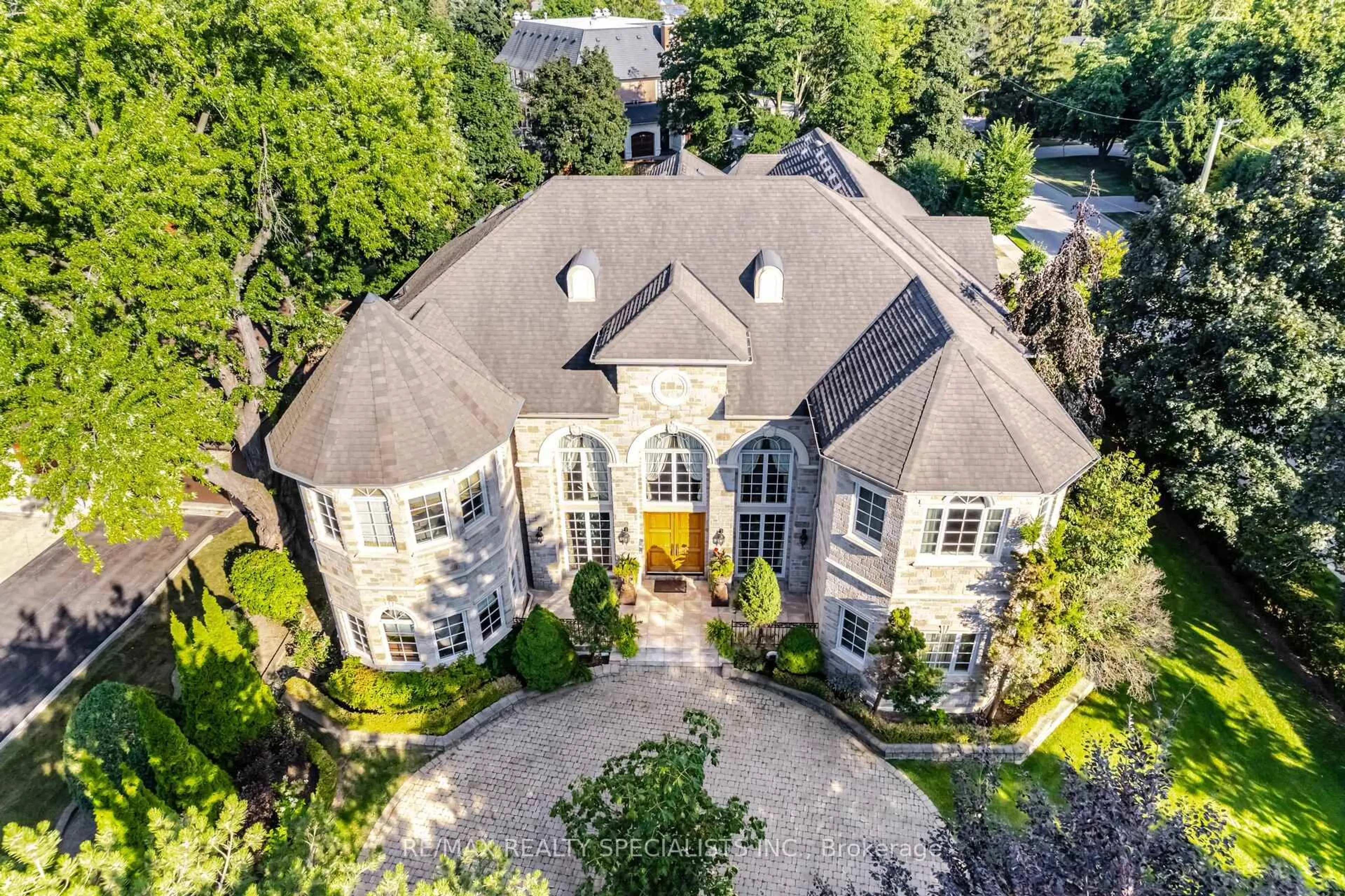 A pic from outside/outdoor area/front of a property/back of a property/a pic from drone, street for 23 Maryvale Cres, Richmond Hill Ontario L4C 6P7