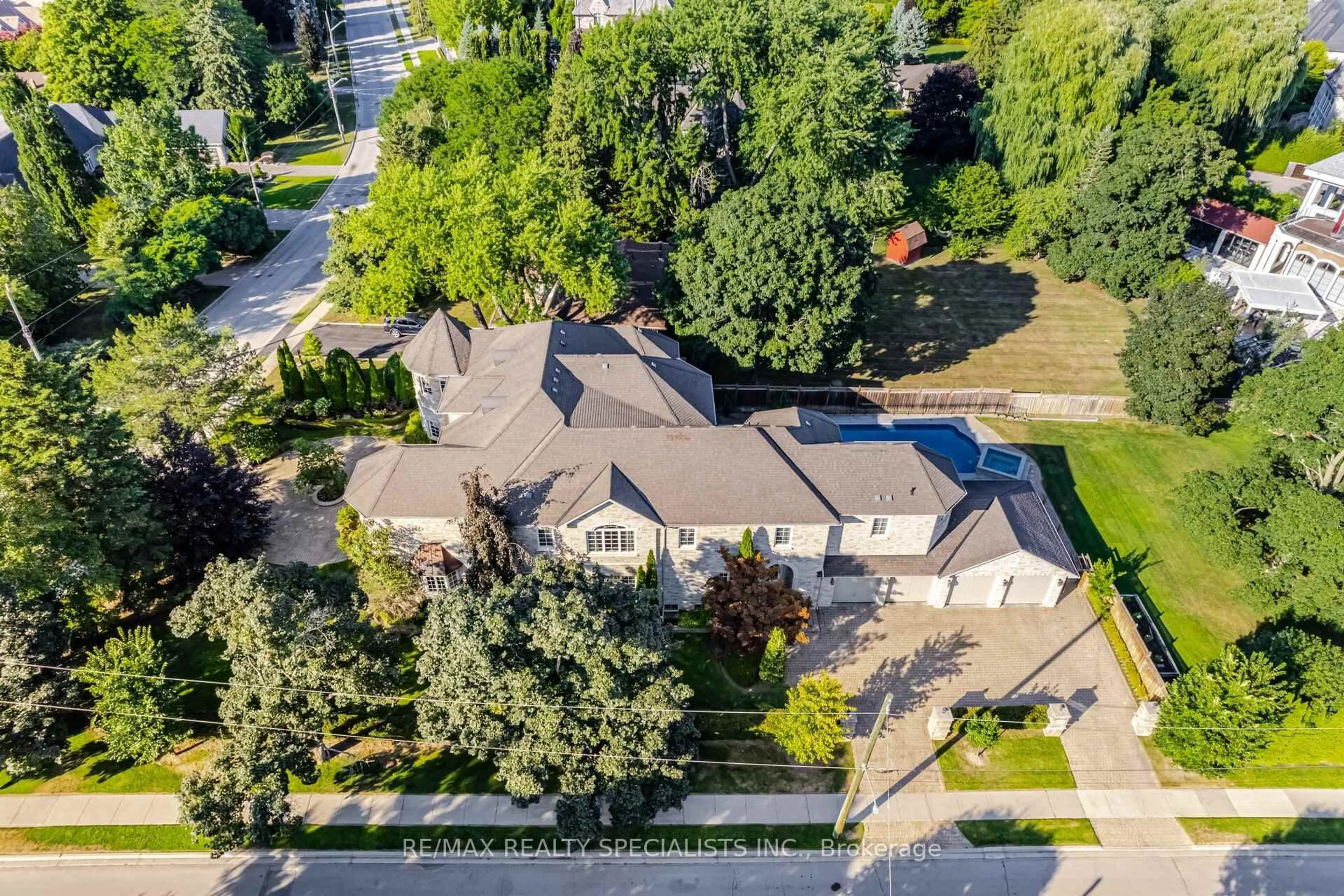 A pic from outside/outdoor area/front of a property/back of a property/a pic from drone, street for 23 Maryvale Cres, Richmond Hill Ontario L4C 6P7