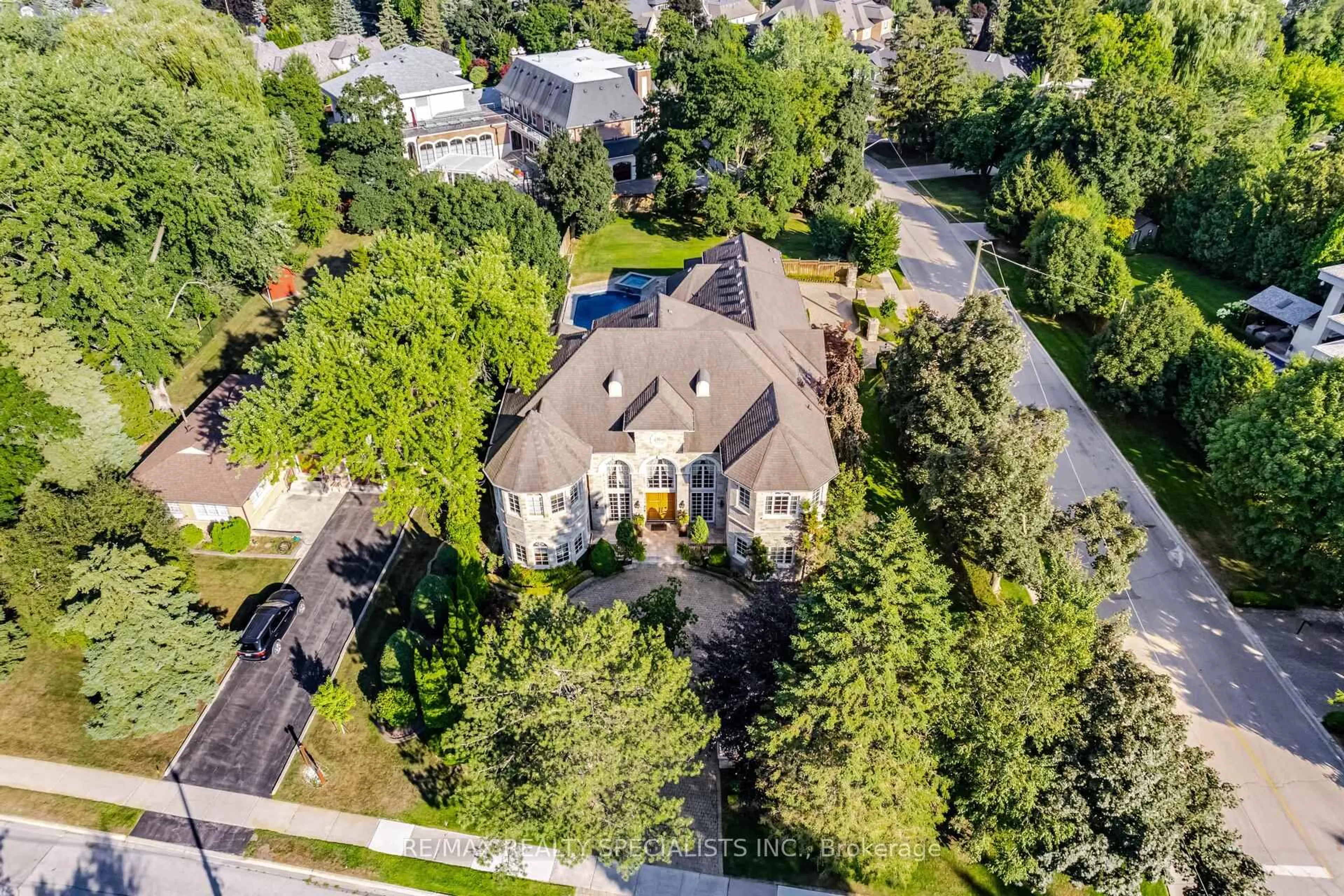 A pic from outside/outdoor area/front of a property/back of a property/a pic from drone, street for 23 Maryvale Cres, Richmond Hill Ontario L4C 6P7