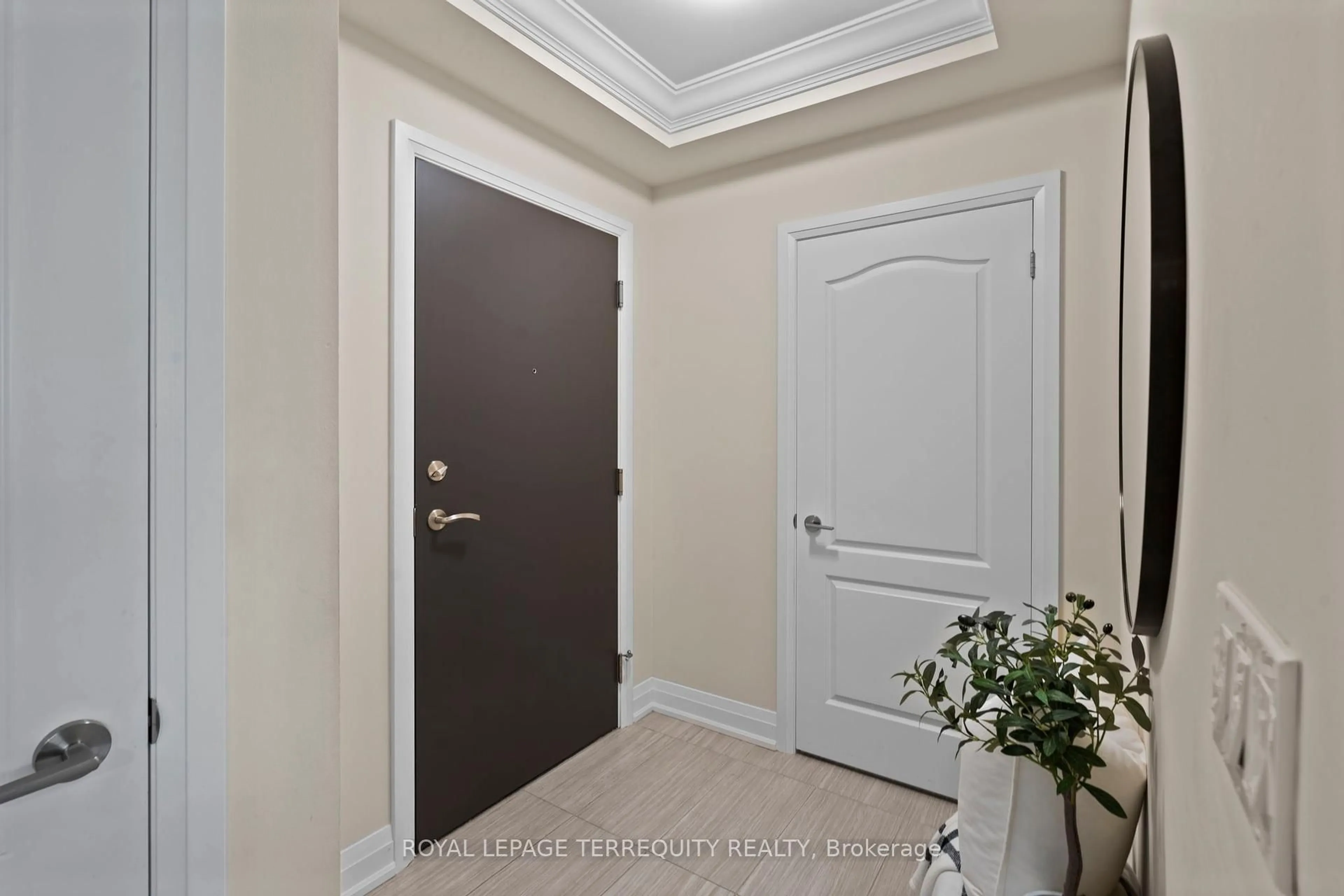 Indoor entryway for 25 Baker Hill Blvd #207, Whitchurch-Stouffville Ontario L4A 4R5