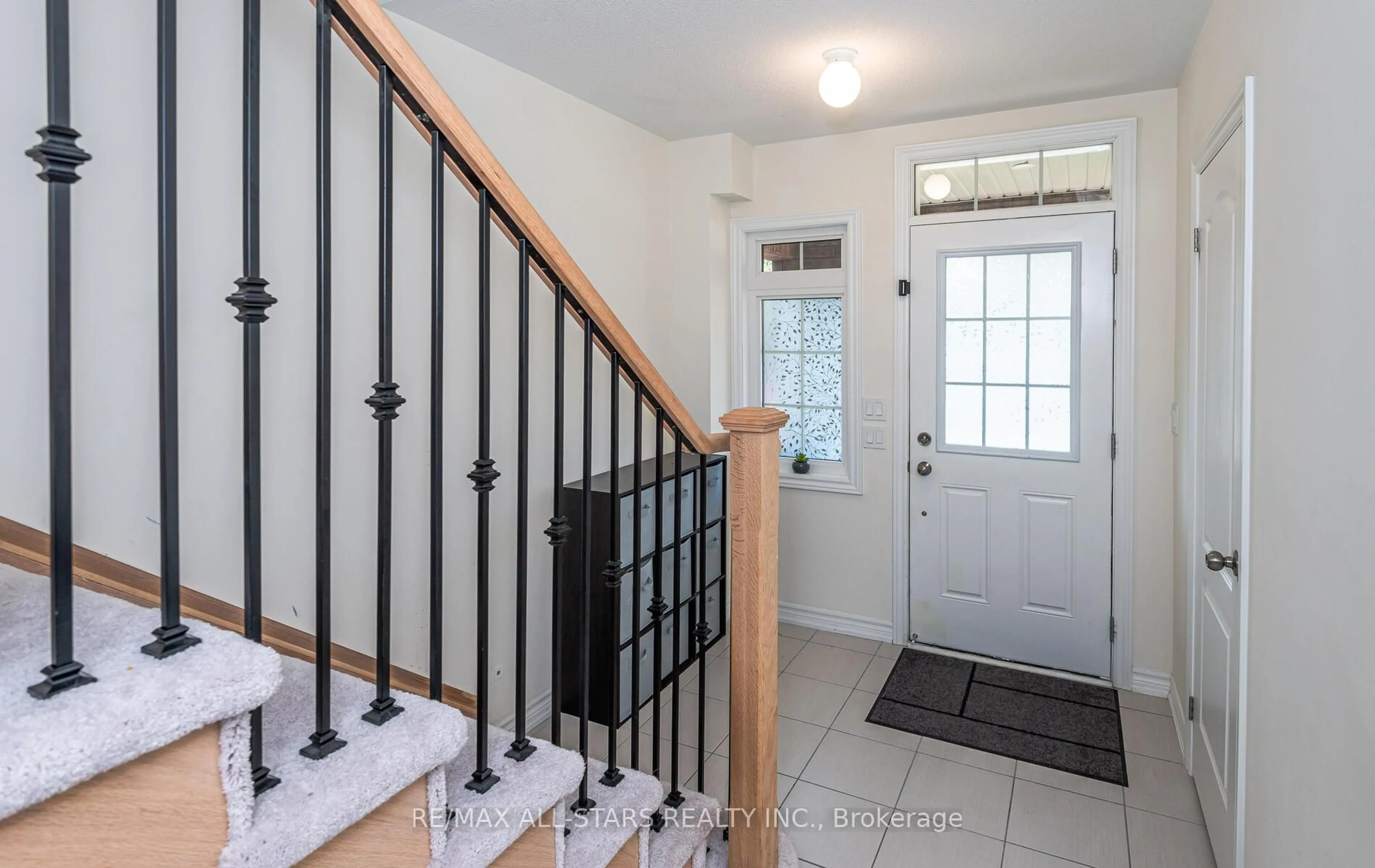 Indoor entryway for 65 Cliff Thompson Crt, Georgina Ontario L0E 1R0