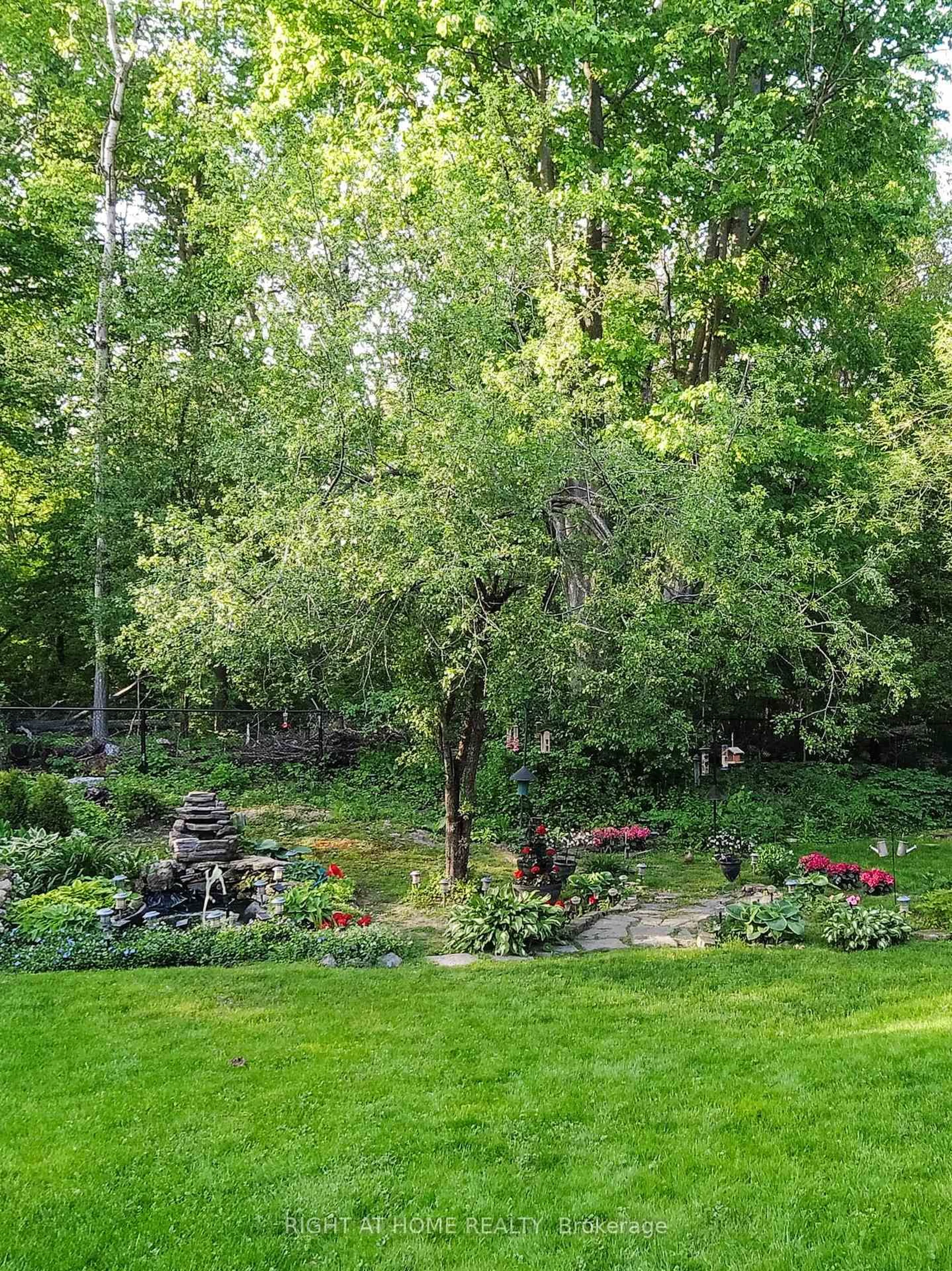 Patio, forest/trees view for 95 Westbury Crt, Richmond Hill Ontario L4S 2L3