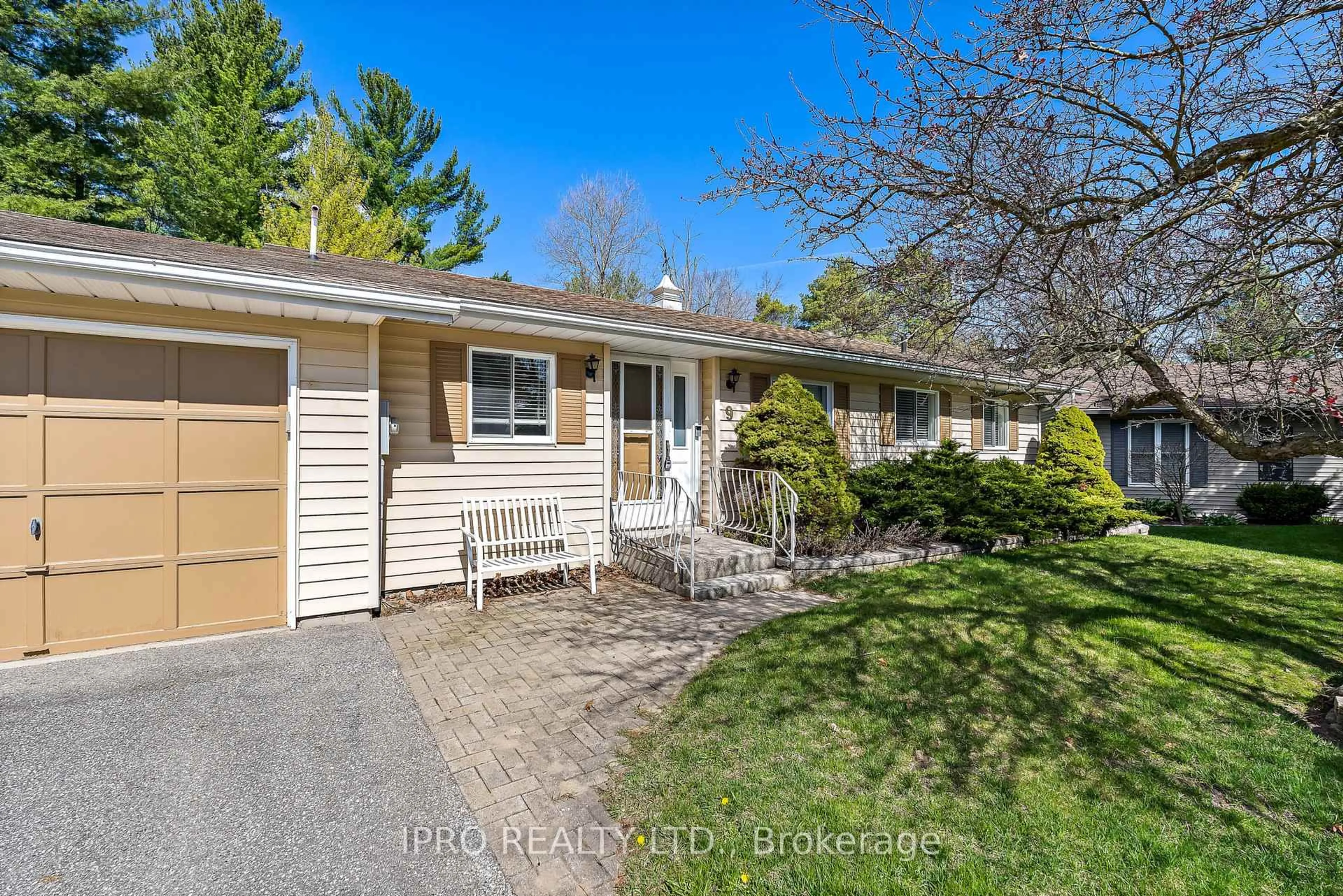 A pic from outside/outdoor area/front of a property/back of a property/a pic from drone, street for 9 Balsam Crt, New Tecumseth Ontario L0G 1W0