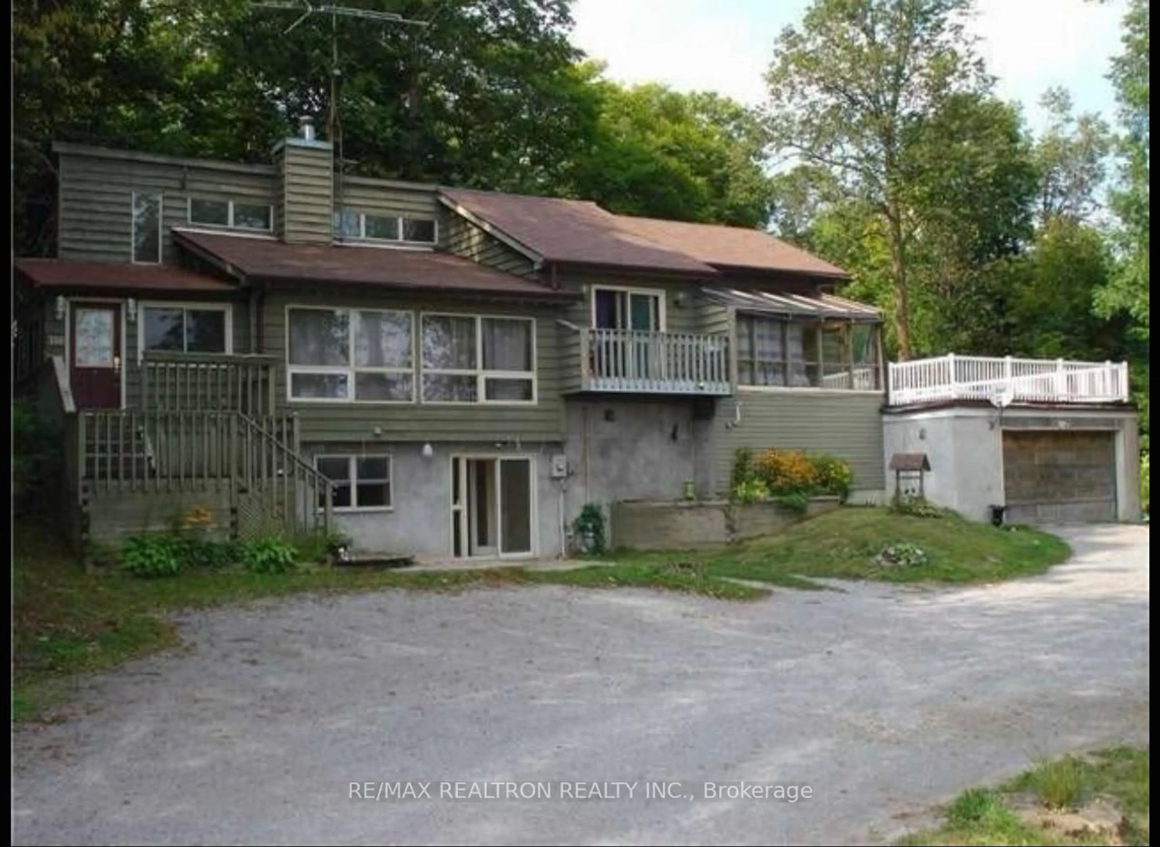 A pic from outside/outdoor area/front of a property/back of a property/a pic from drone, building for 110 Glenwoods Ave, Georgina Ontario L4P 3E9