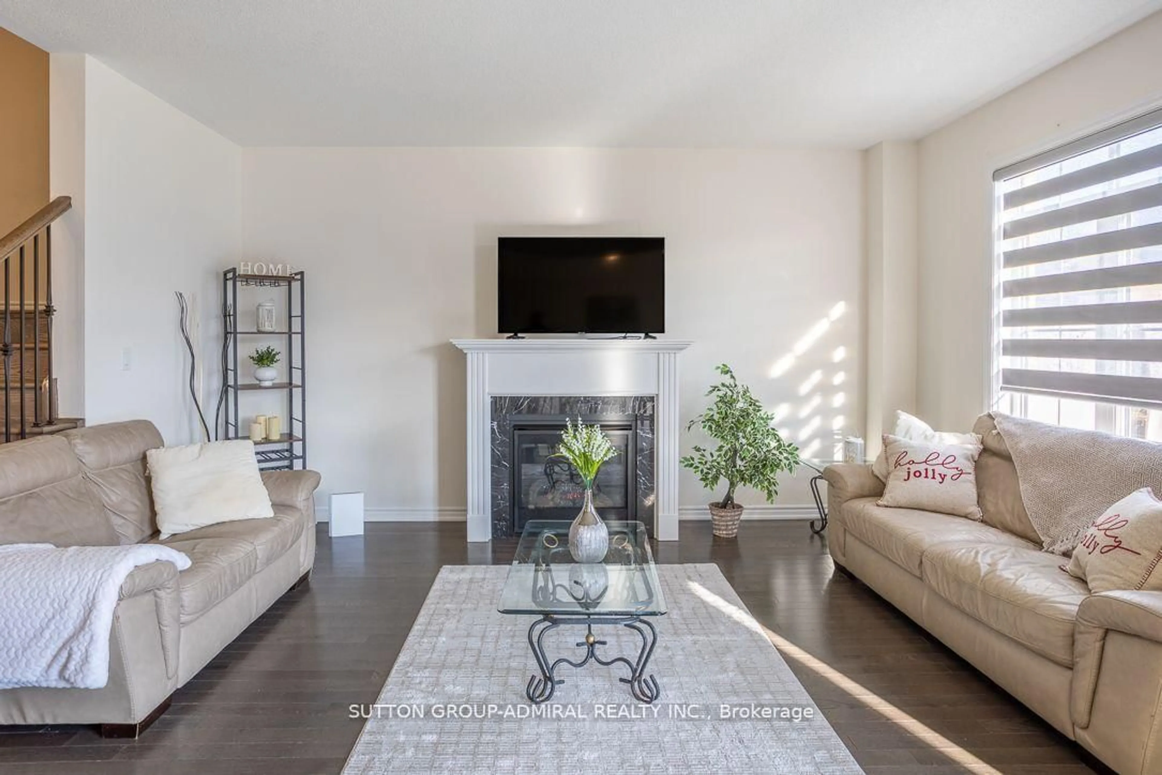 Living room with furniture, unknown for 2207 Lozenby St, Innisfil Ontario L9S 0M9