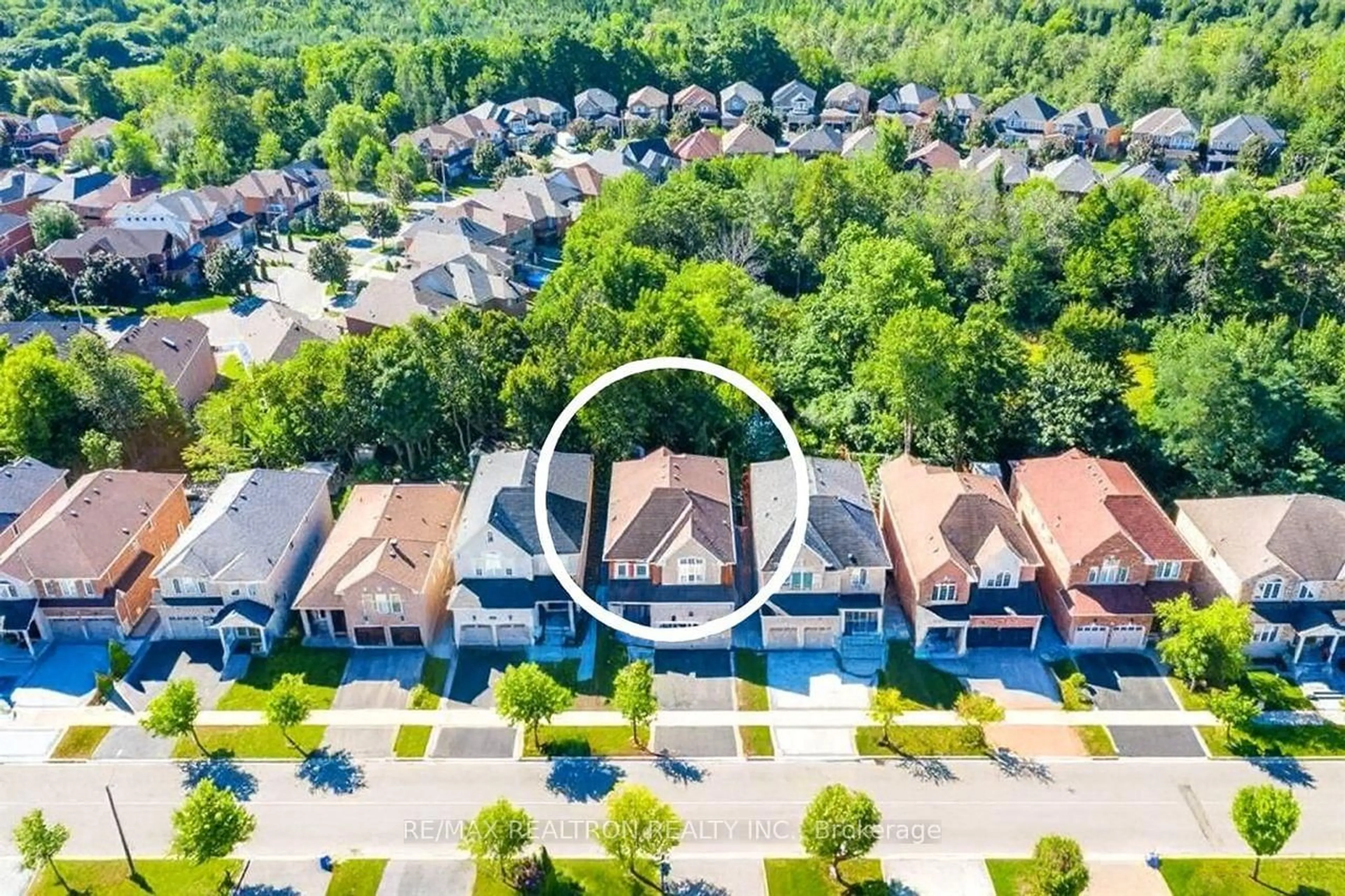 A pic from outside/outdoor area/front of a property/back of a property/a pic from drone, street for 61 Timber Valley Ave, Richmond Hill Ontario L4E 2S6