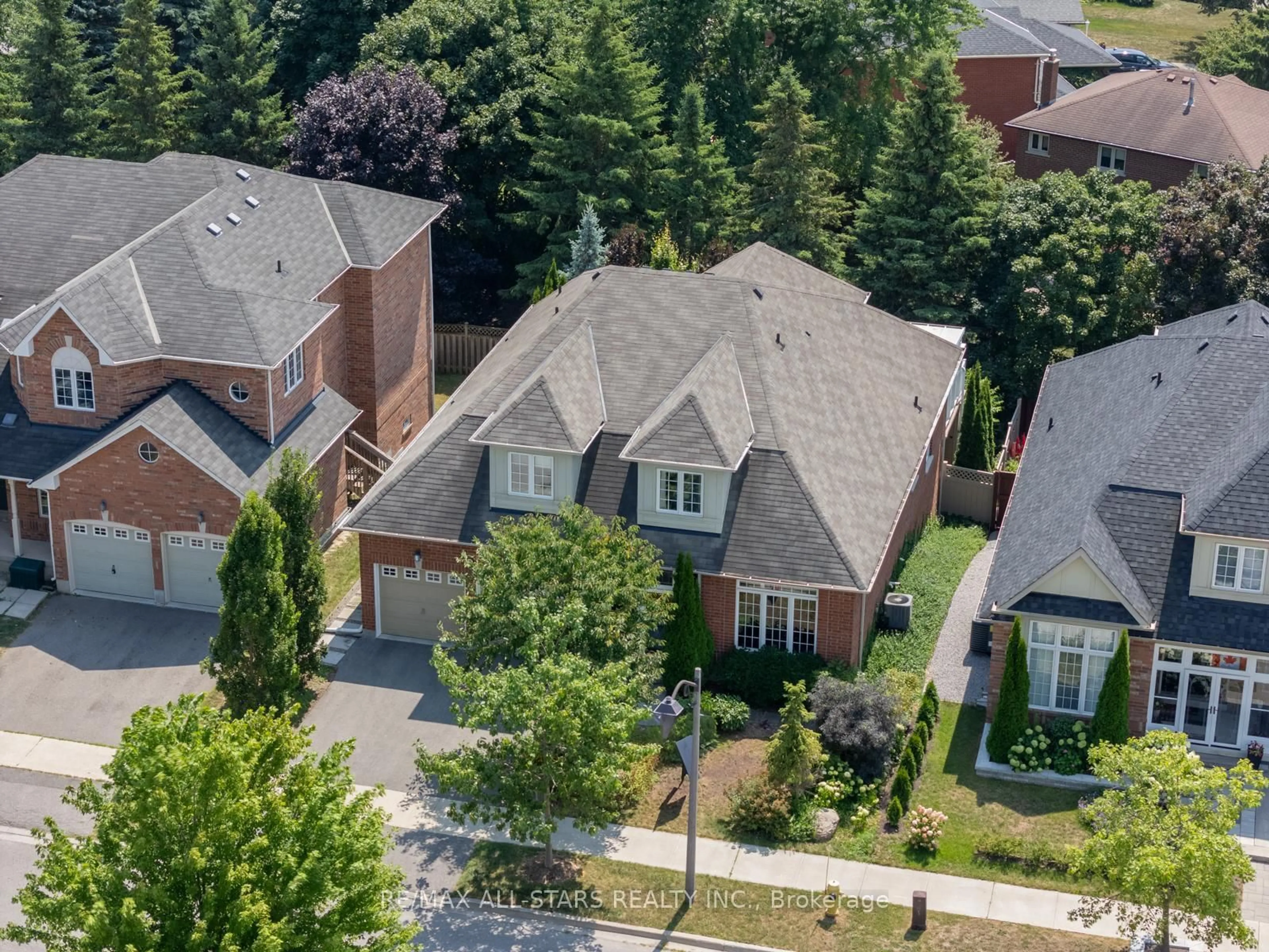 A pic from outside/outdoor area/front of a property/back of a property/a pic from drone, street for 94 Chambersburg Way, Whitchurch-Stouffville Ontario L4A 0X8