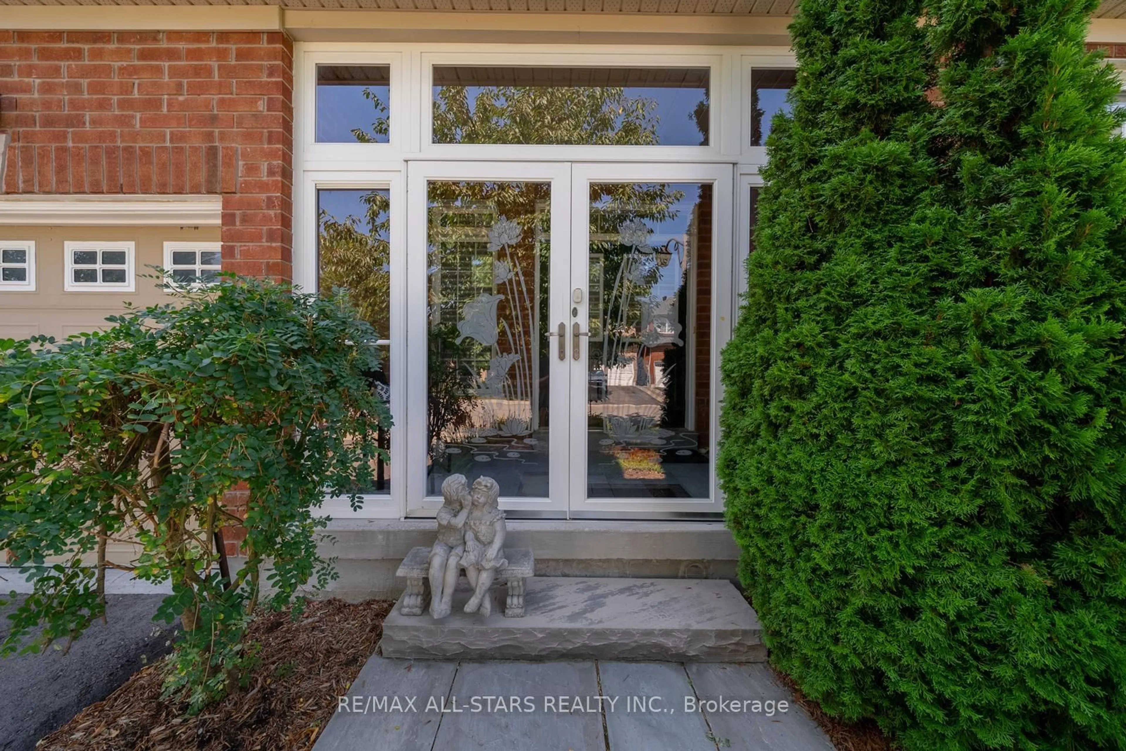 Indoor entryway for 94 Chambersburg Way, Whitchurch-Stouffville Ontario L4A 0X8