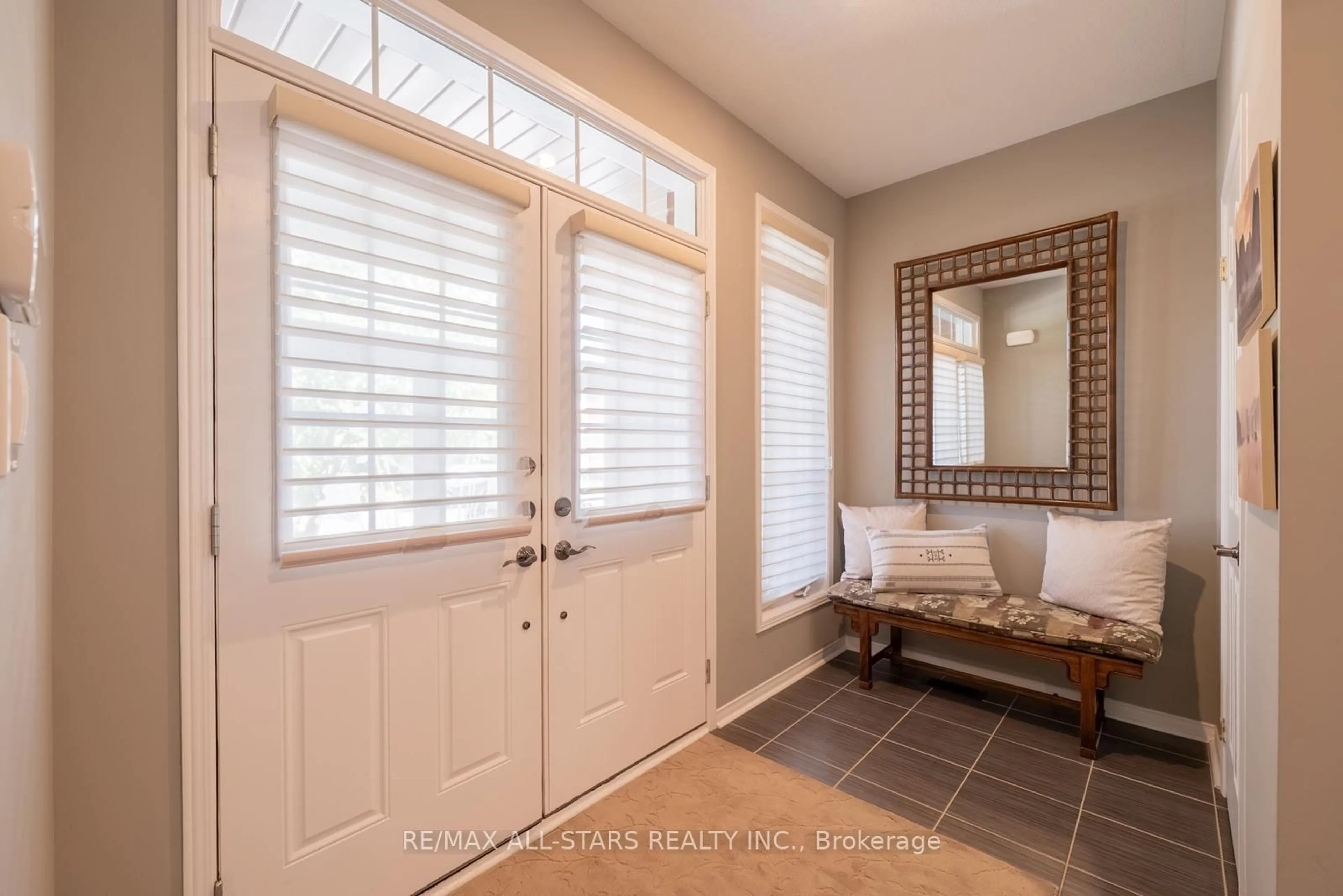 Indoor entryway for 94 Chambersburg Way, Whitchurch-Stouffville Ontario L4A 0X8