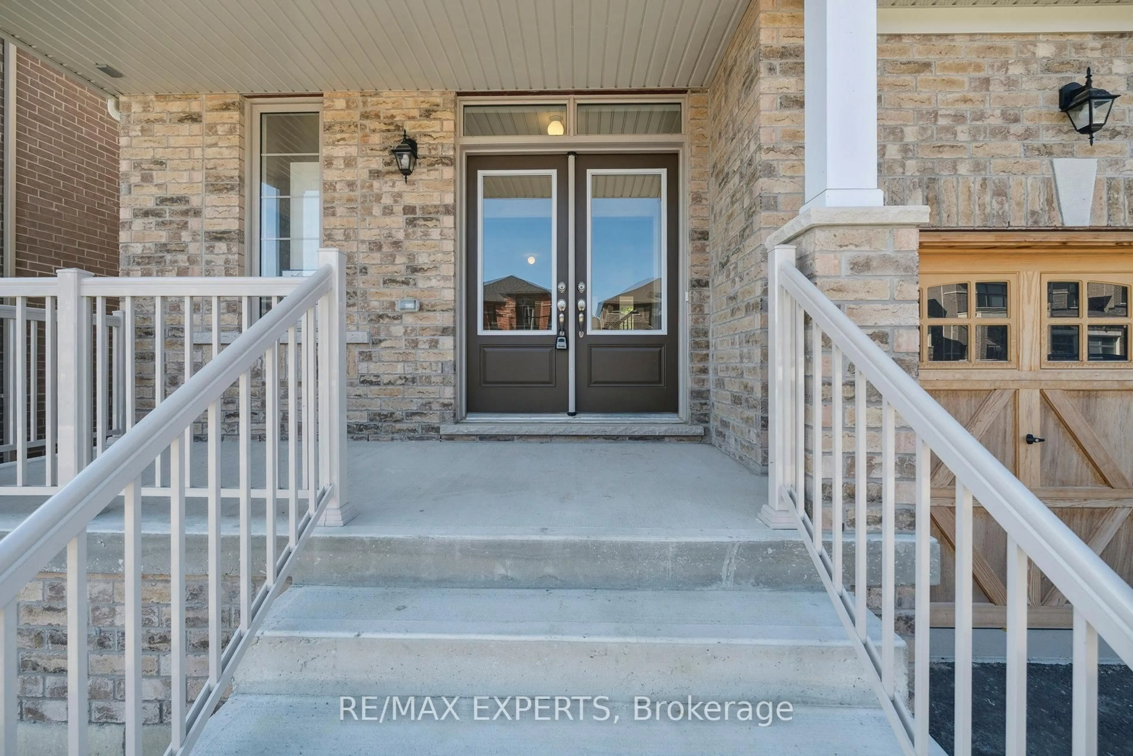 Indoor entryway for 1430 Davis Loop Circ, Innisfil Ontario L0L 1W0