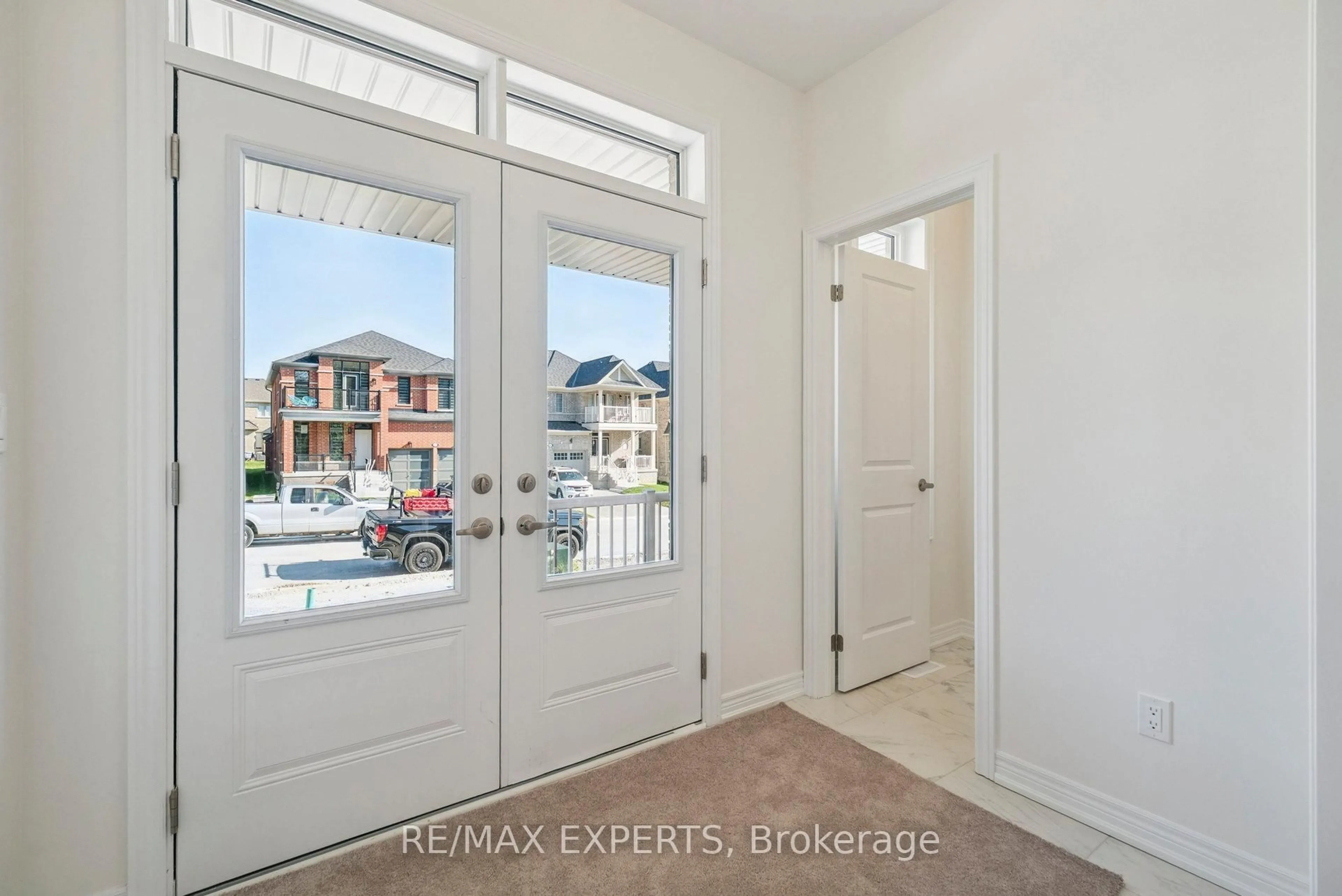 Indoor entryway for 1430 Davis Loop Circ, Innisfil Ontario L0L 1W0