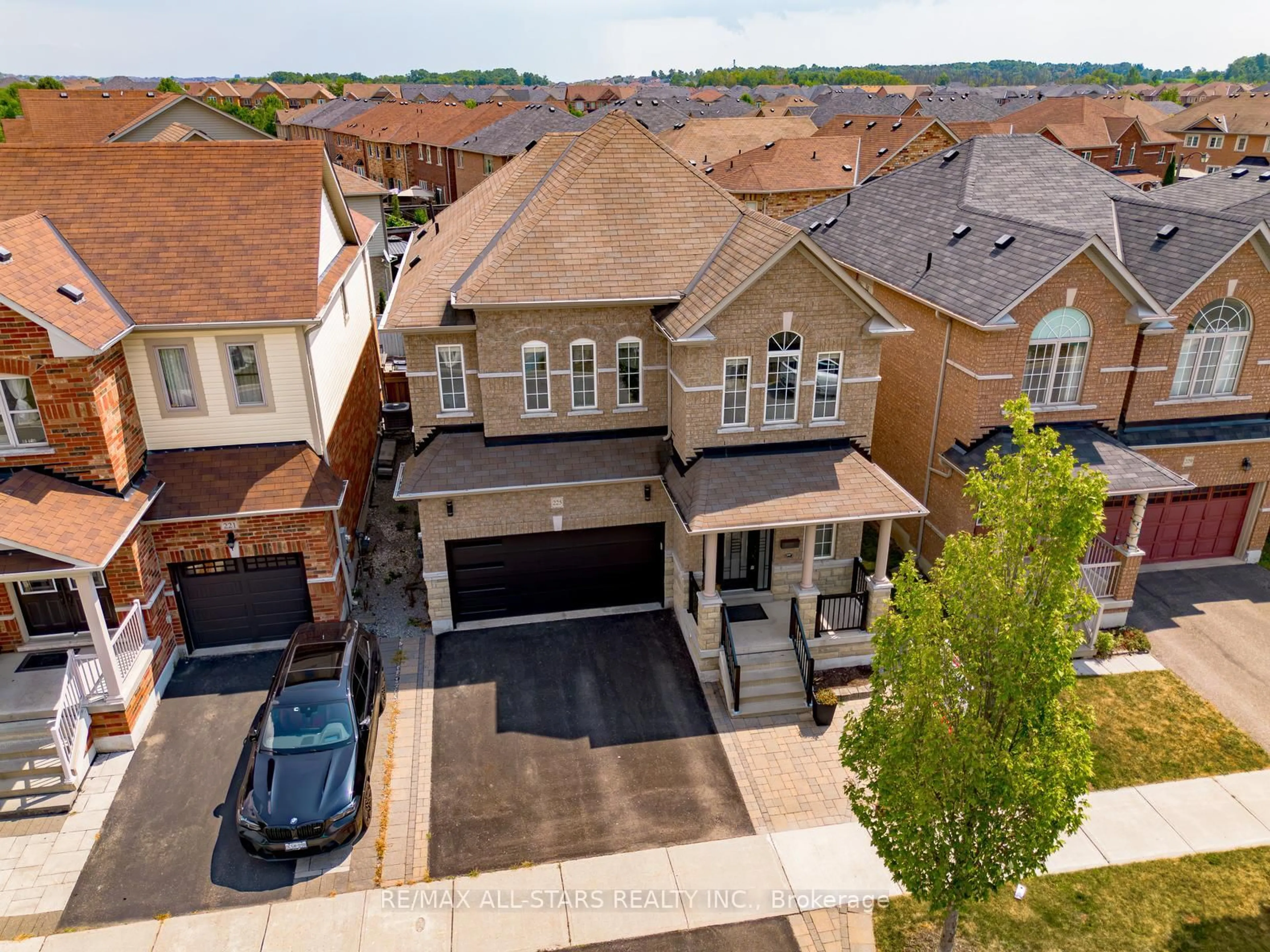 A pic from outside/outdoor area/front of a property/back of a property/a pic from drone, street for 225 Delbert Circ, Whitchurch-Stouffville Ontario L4A 0Y7