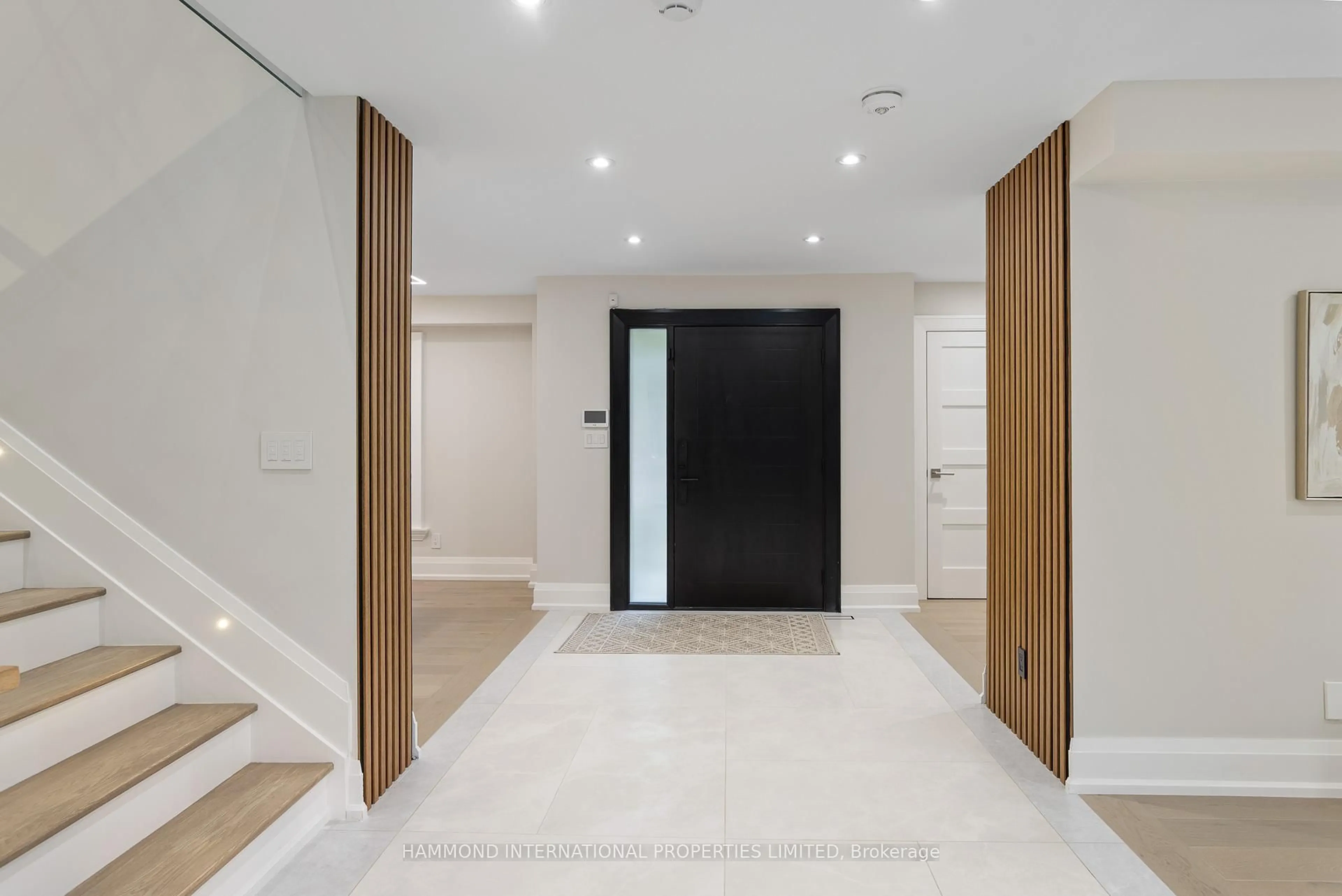 Indoor entryway for 34 Humber Valley Cres, King Ontario L7B 1B7