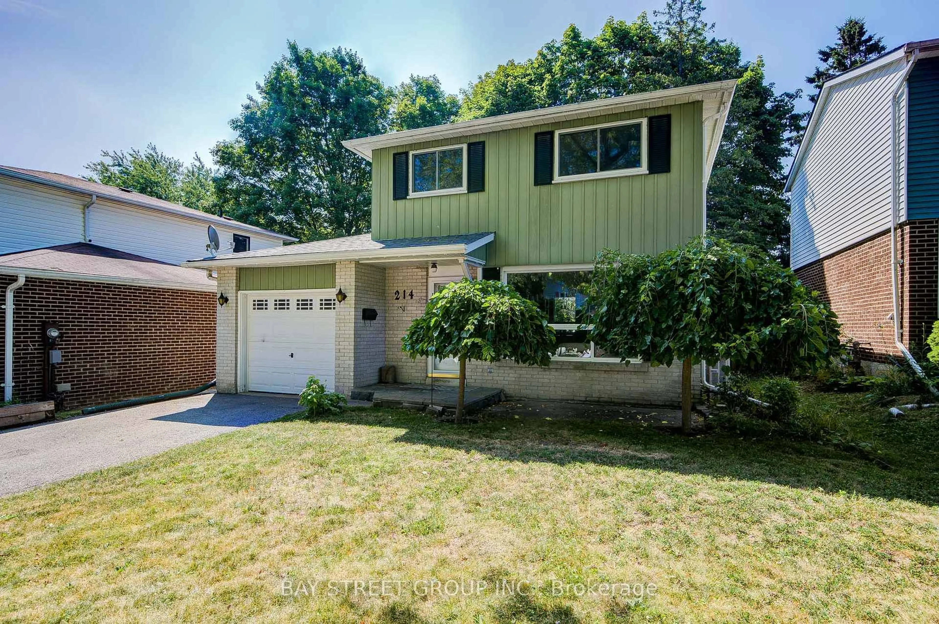 Home with vinyl exterior material, street for 214 William Roe Blvd, Newmarket Ontario L3Y 1B5