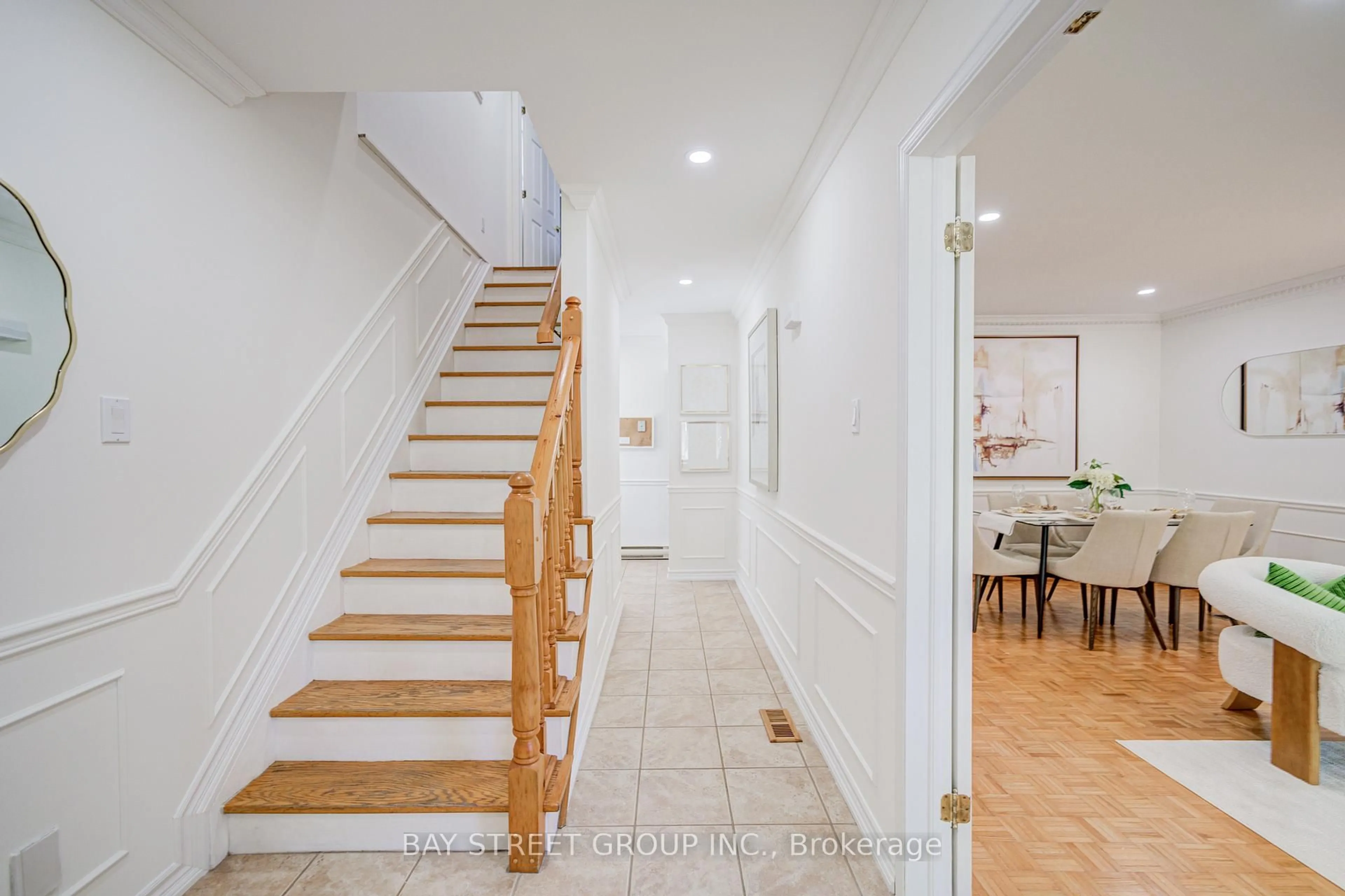 Indoor entryway for 214 William Roe Blvd, Newmarket Ontario L3Y 1B5