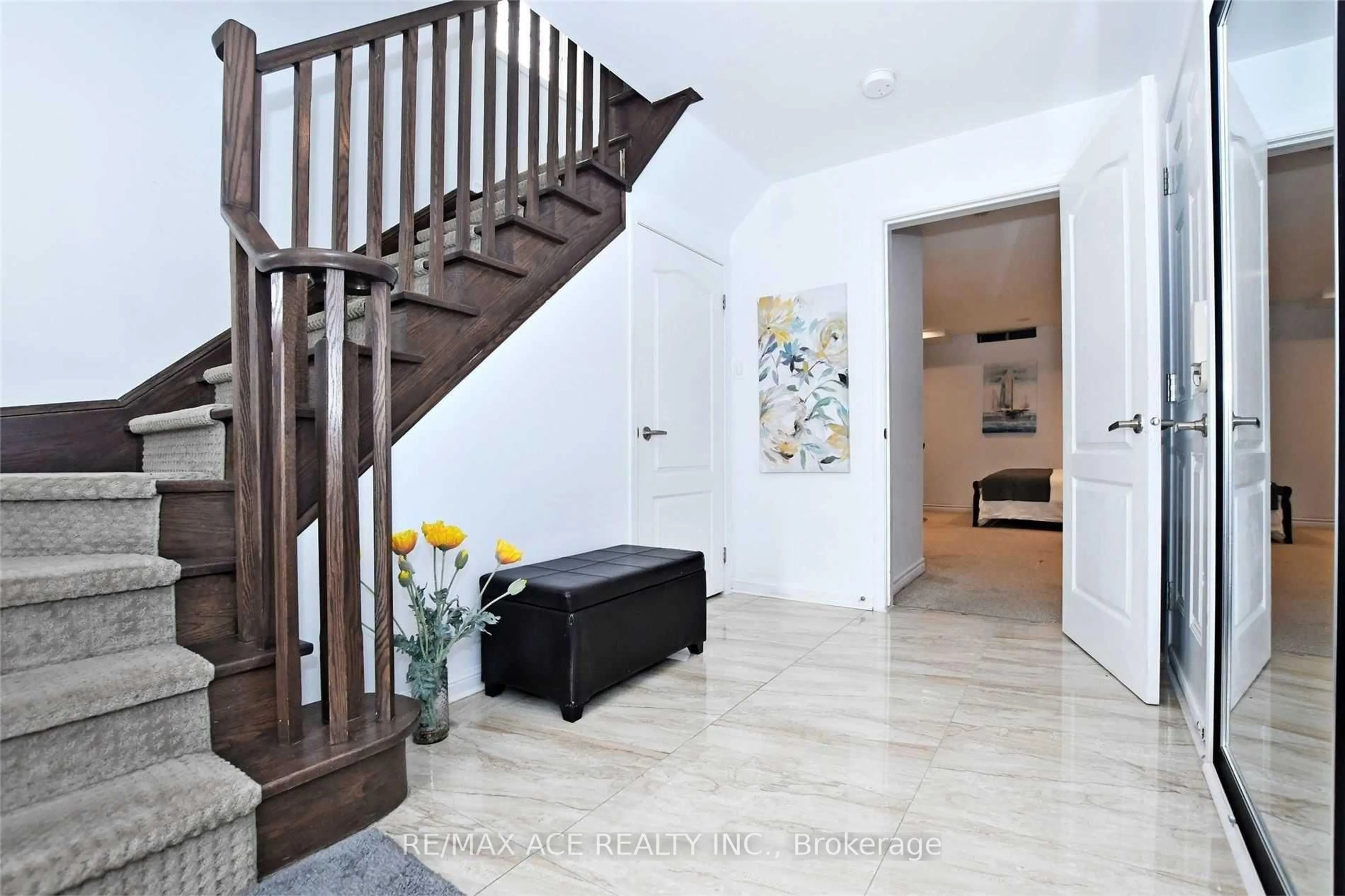 Indoor foyer for 52 Cliff Gunn Rd, Newmarket Ontario L3X 3J7