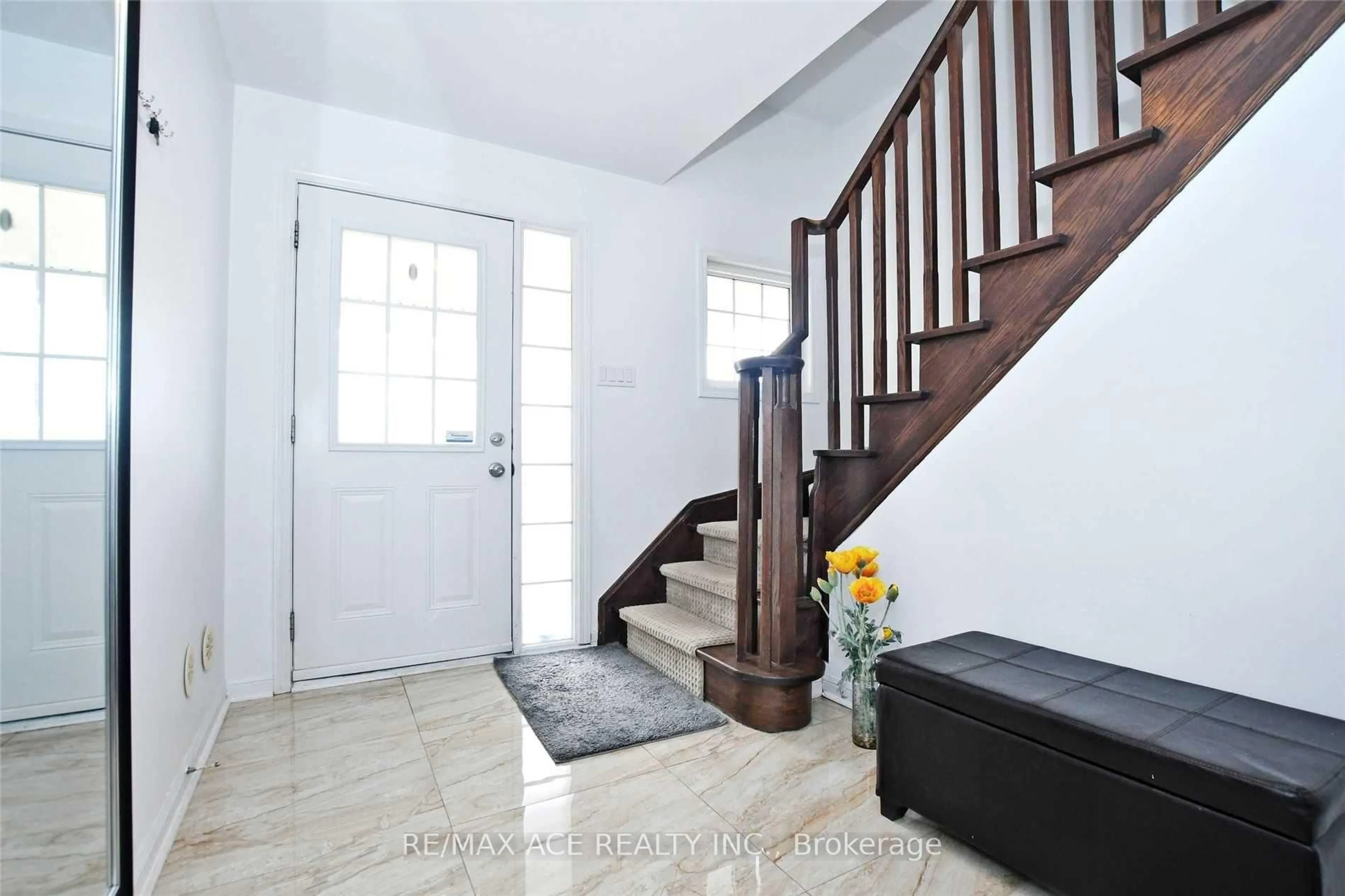 Indoor entryway for 52 Cliff Gunn Rd, Newmarket Ontario L3X 3J7
