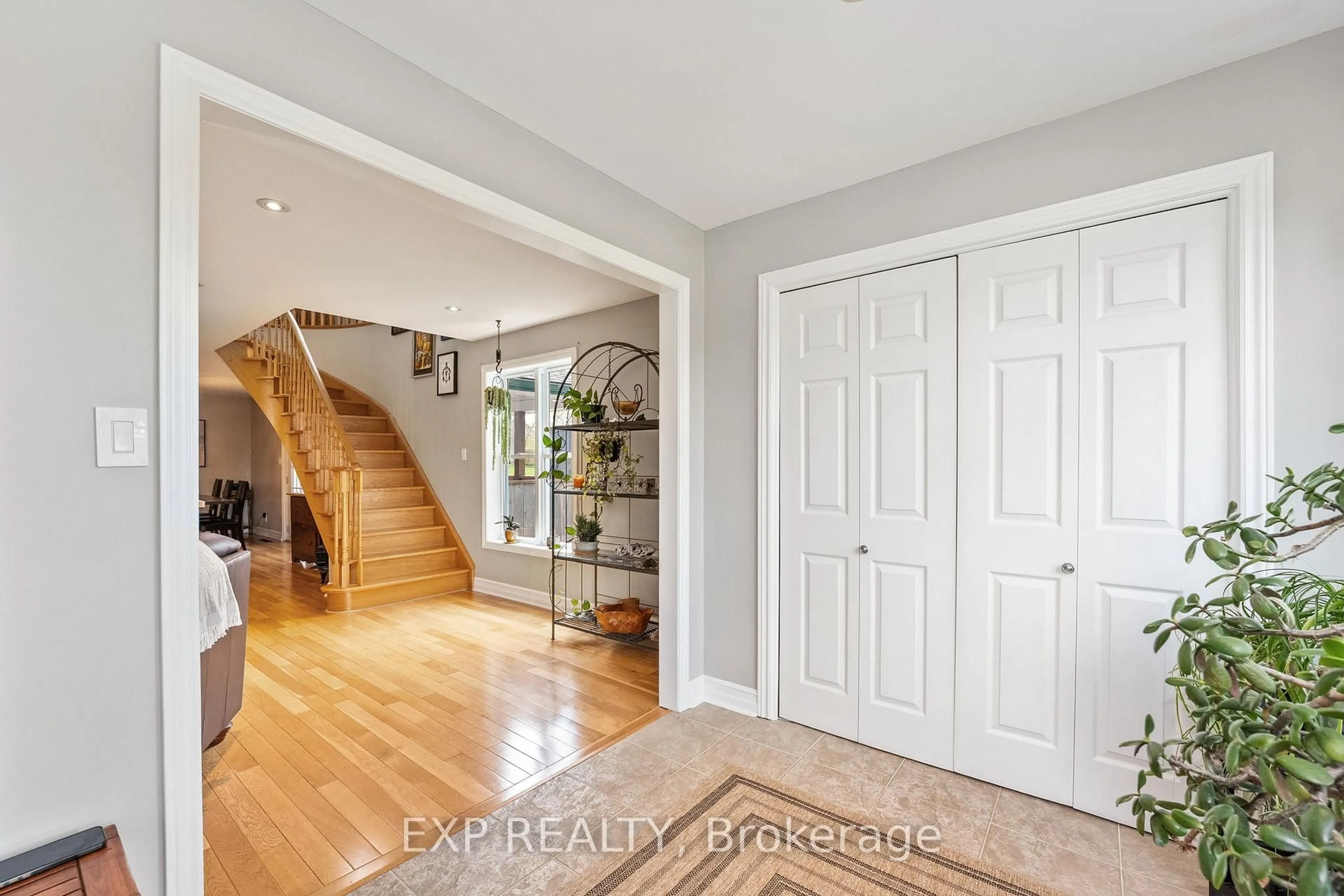 Indoor entryway for 19302 Holland Landing Rd, East Gwillimbury Ontario L9N 1M8