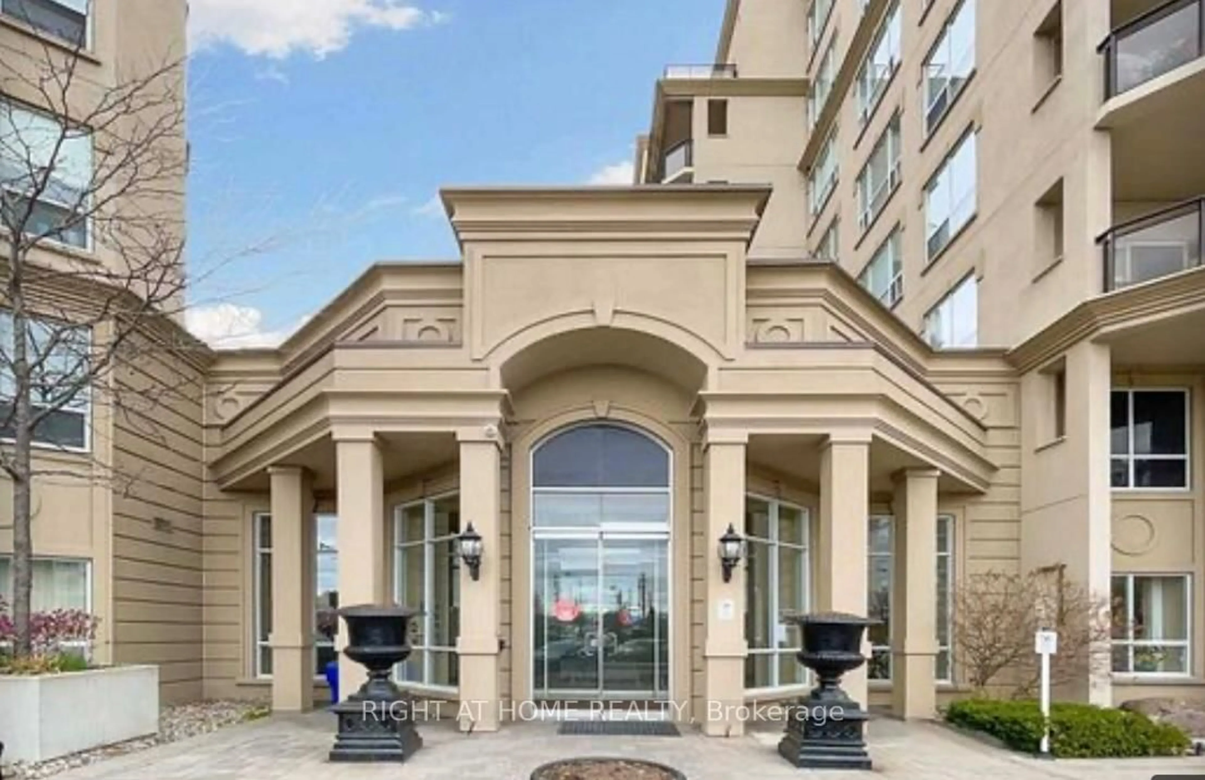Indoor foyer for 8 Maison Parc Crt #118, Vaughan Ontario L4J 9K5