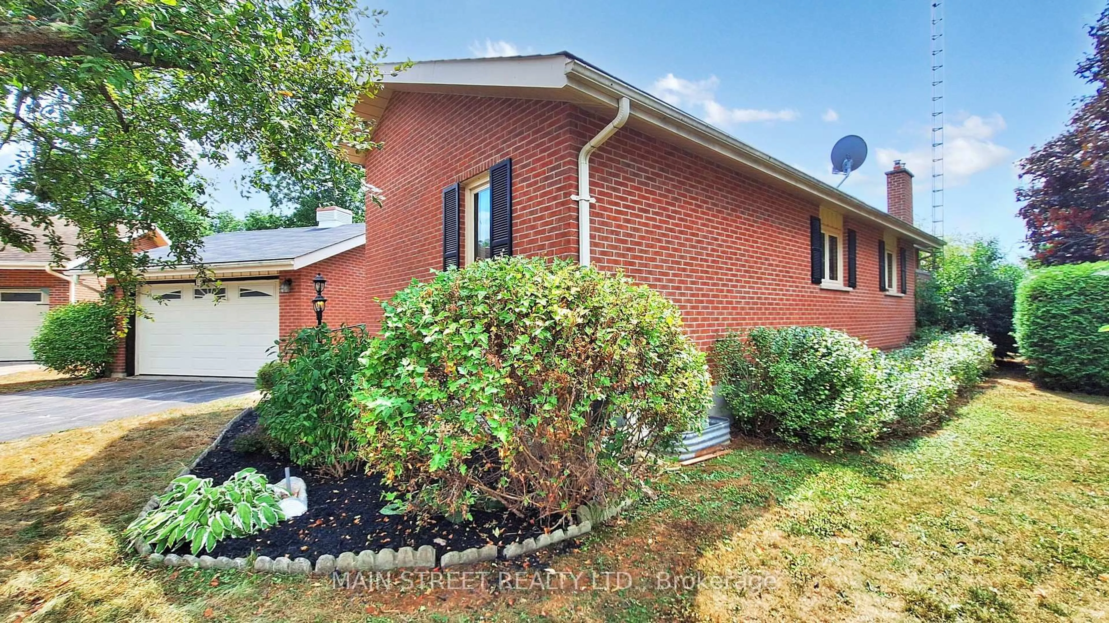 Home with brick exterior material, building for 15 Windor Crt, Brock Ontario L0E 1E0