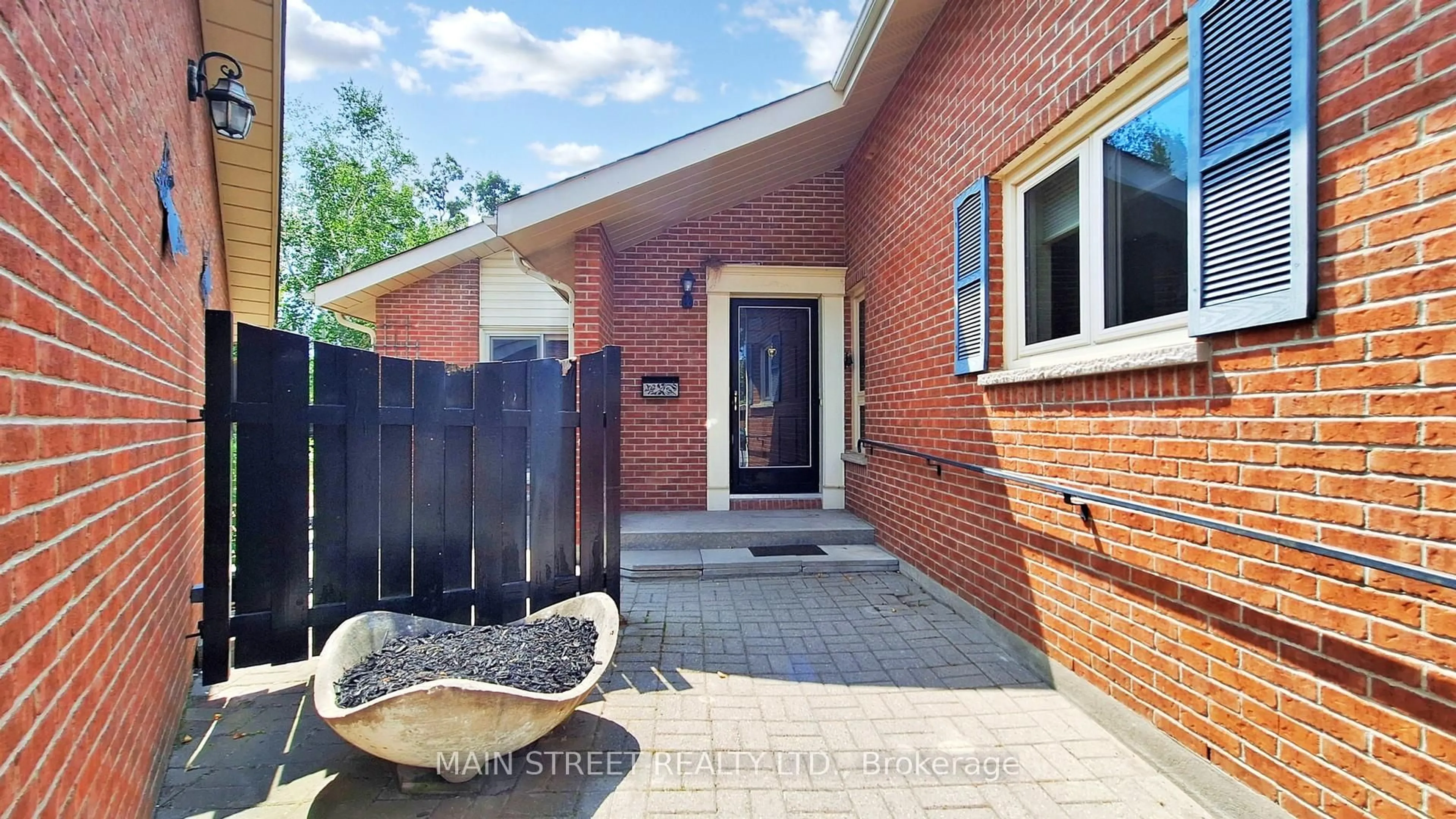 Home with brick exterior material, street for 15 Windor Crt, Brock Ontario L0E 1E0