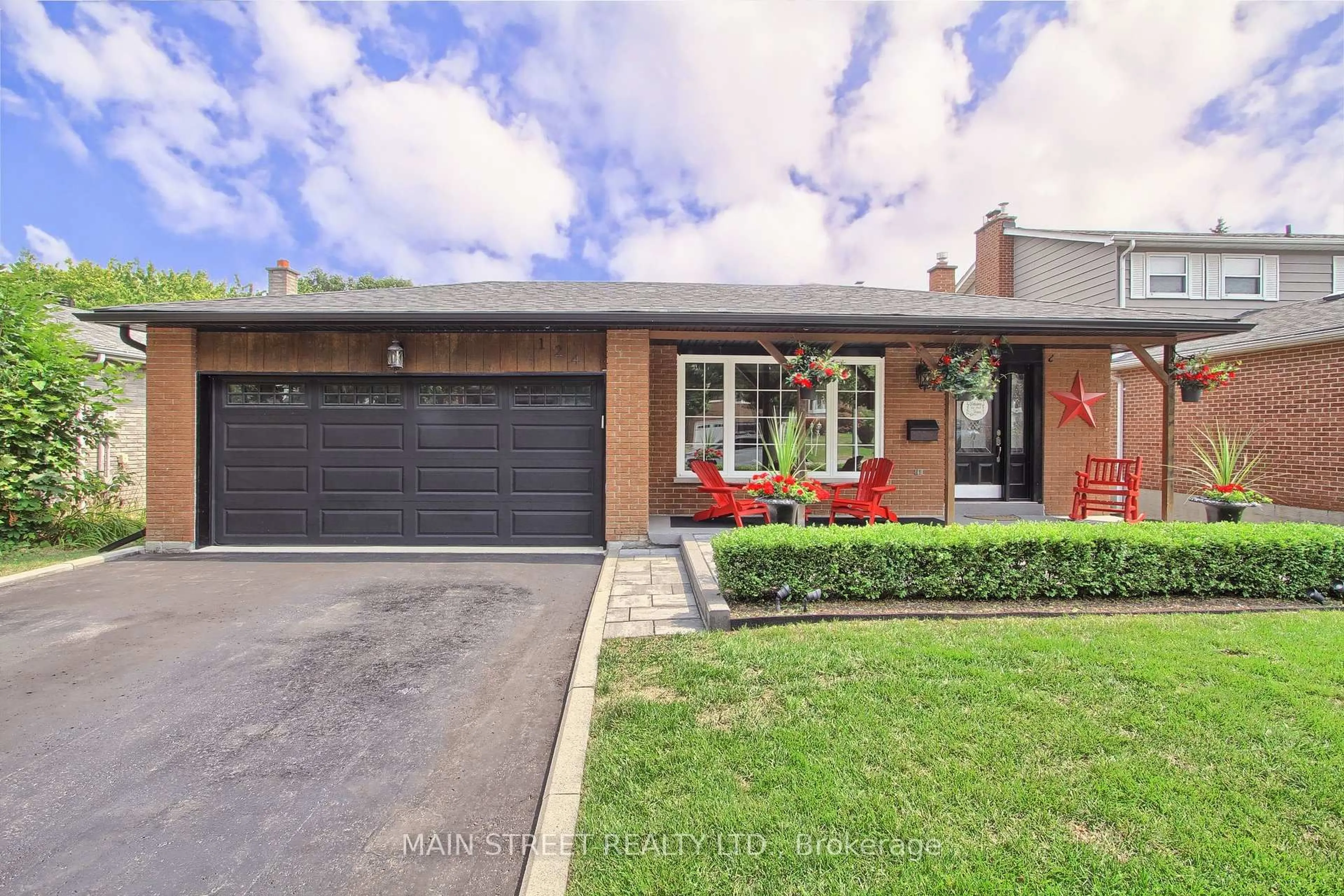 Home with brick exterior material, street for 124 Lee Ave, Bradford West Gwillimbury Ontario L3Z 1A9