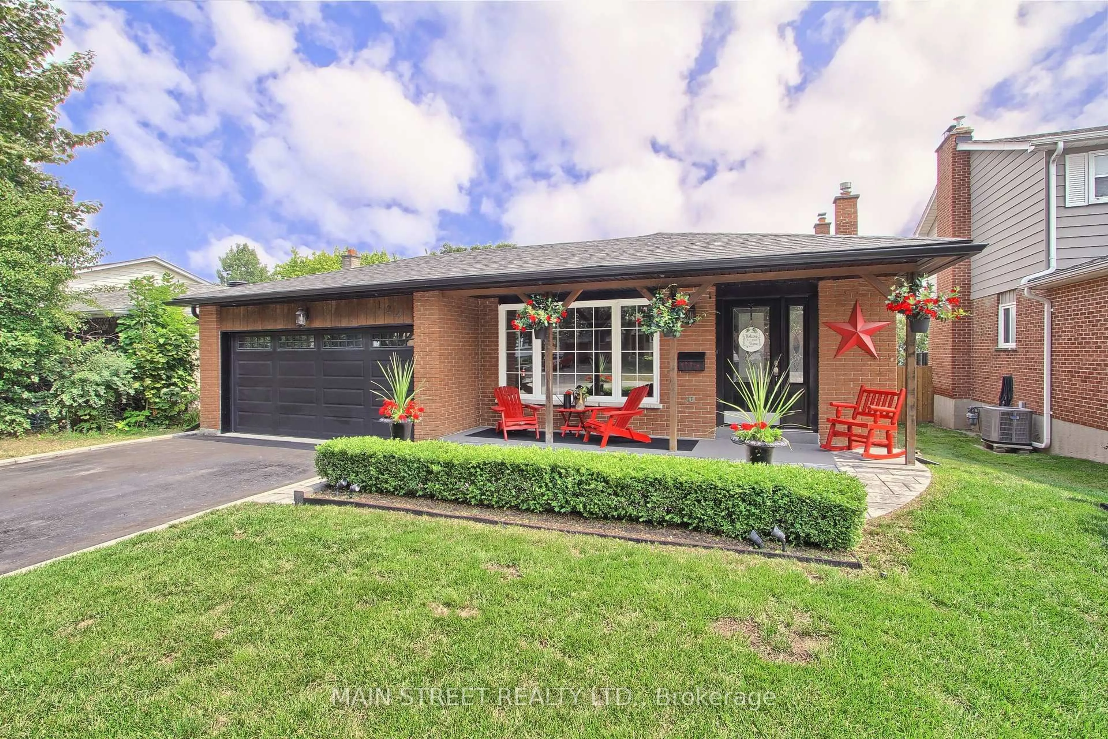 Home with brick exterior material, street for 124 Lee Ave, Bradford West Gwillimbury Ontario L3Z 1A9