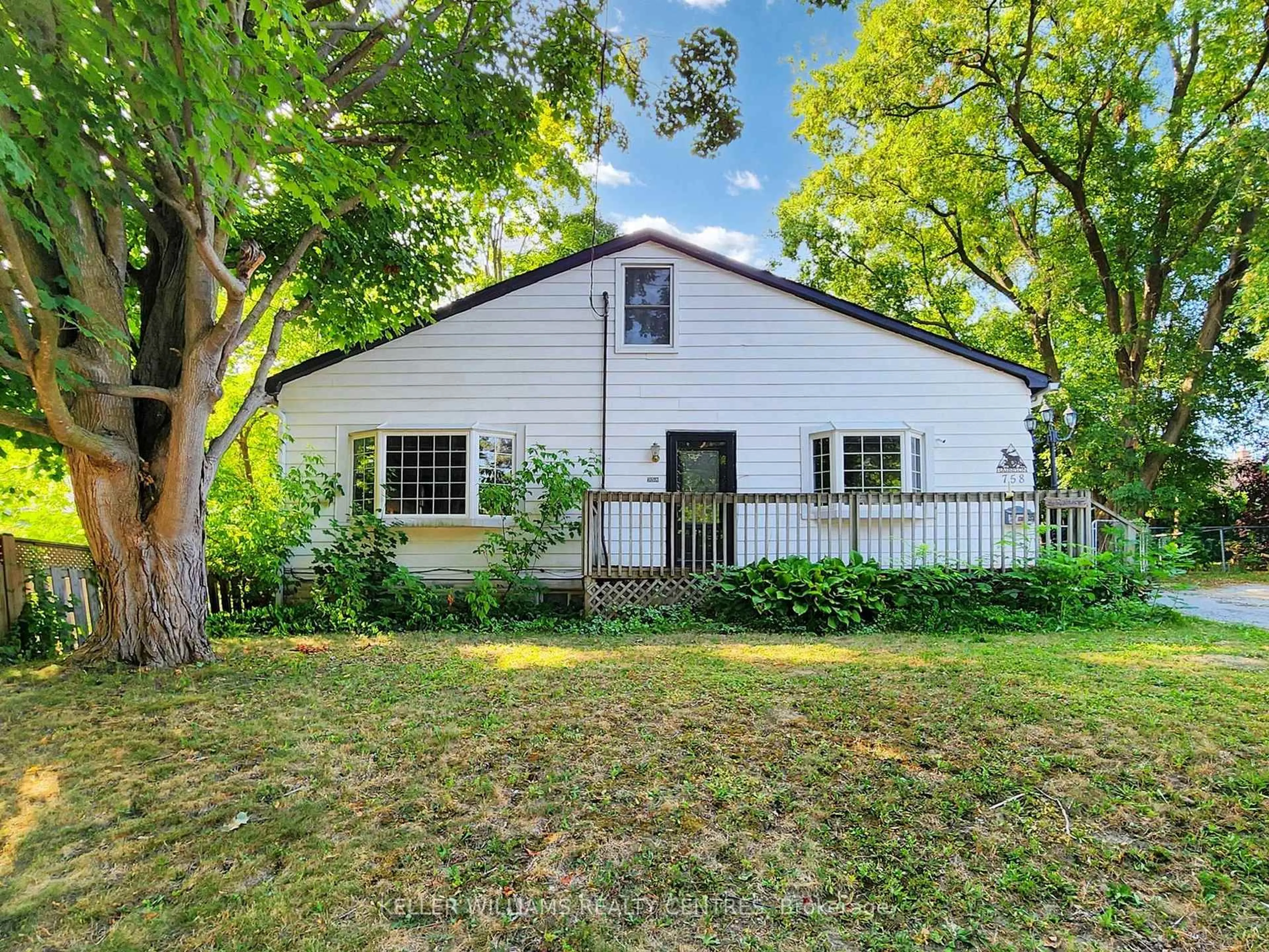 A pic from outside/outdoor area/front of a property/back of a property/a pic from drone, street for 758 Srigley St, Newmarket Ontario L3Y 1X5