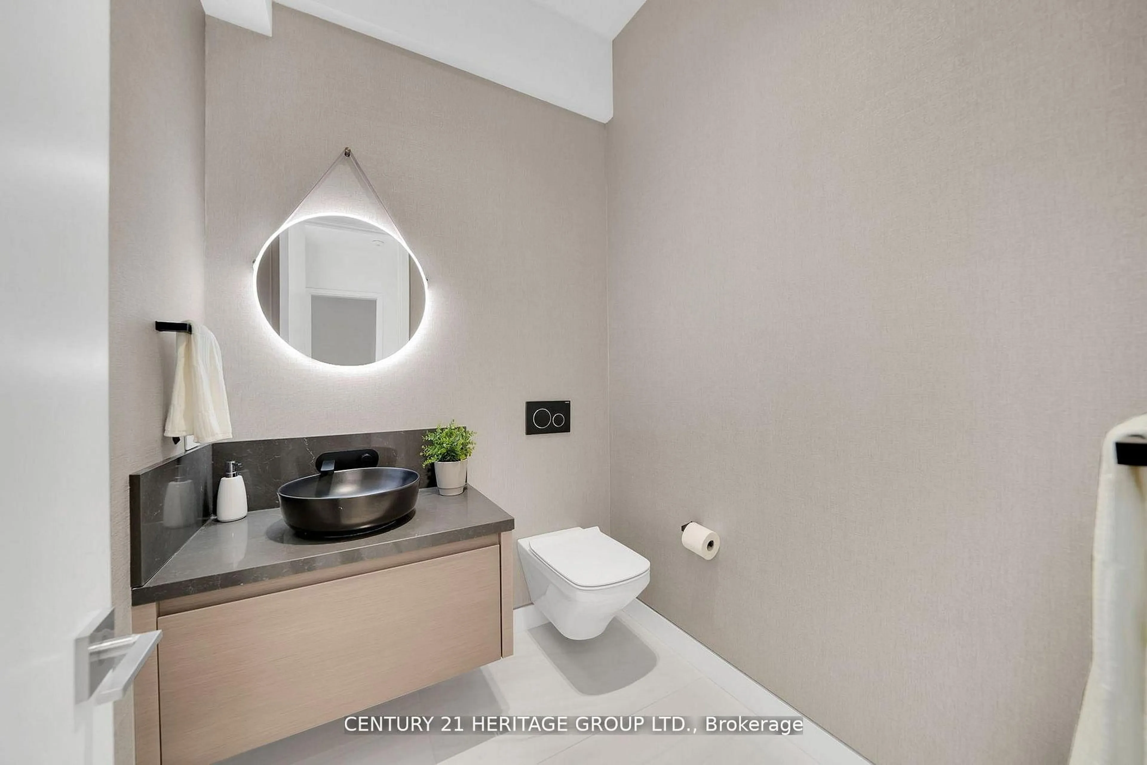 Contemporary bathroom, unknown for 52 Norman Dr, King Ontario L7B 1J2