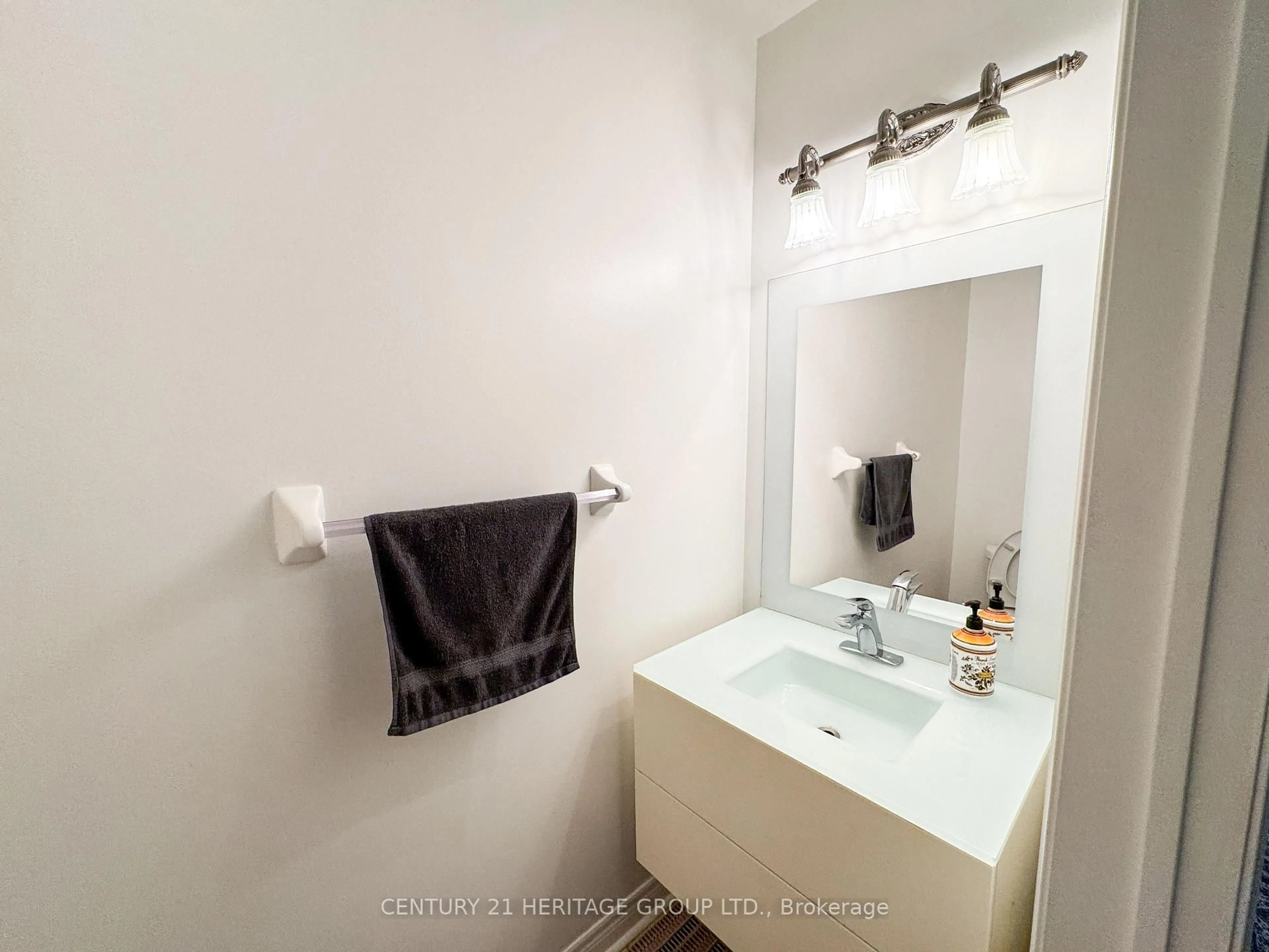 Standard bathroom, ceramic/tile floor for 47 Christephen Cres, Richmond Hill Ontario L4S 2S6