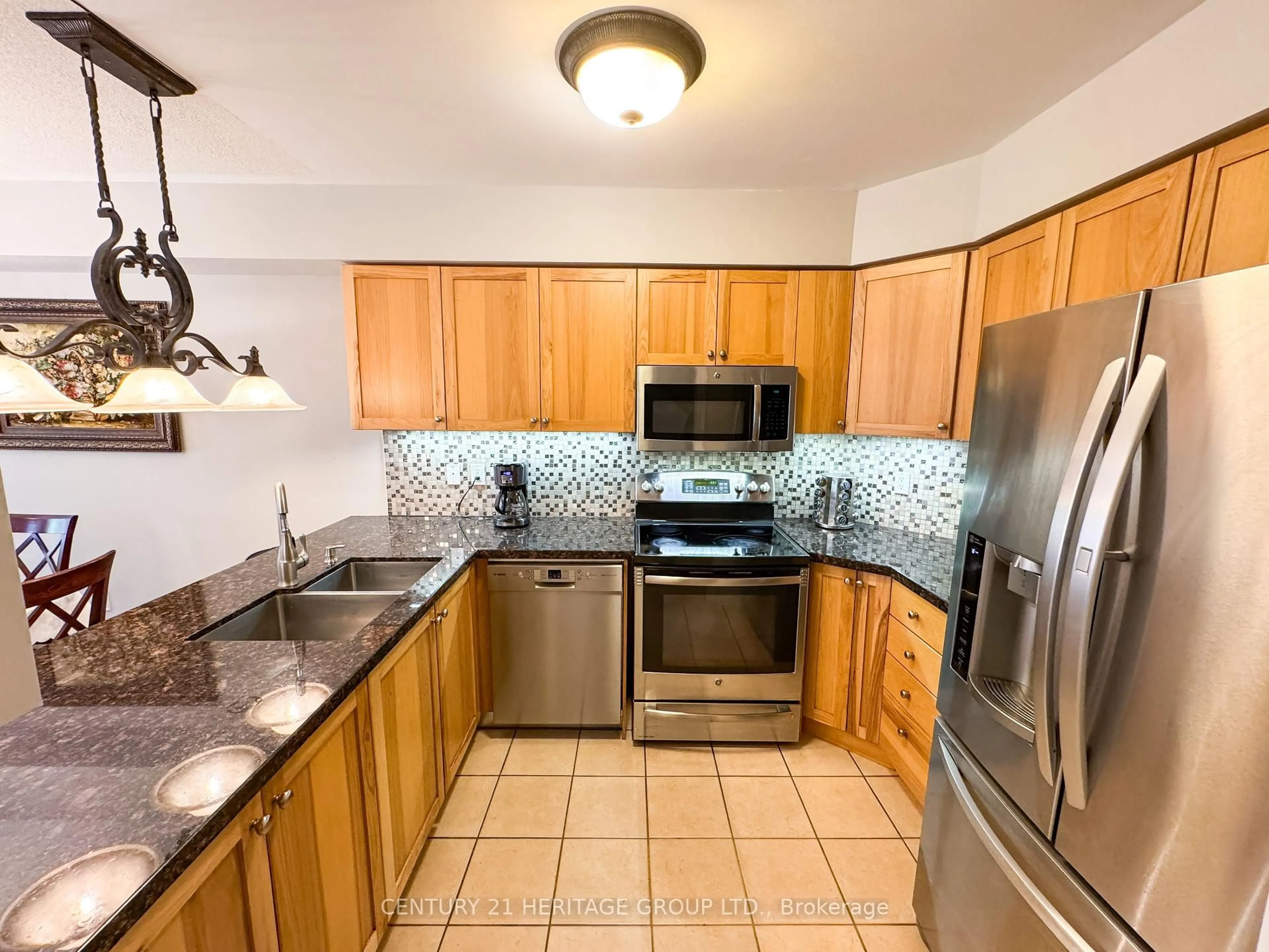 Standard kitchen, ceramic/tile floor for 47 Christephen Cres, Richmond Hill Ontario L4S 2S6