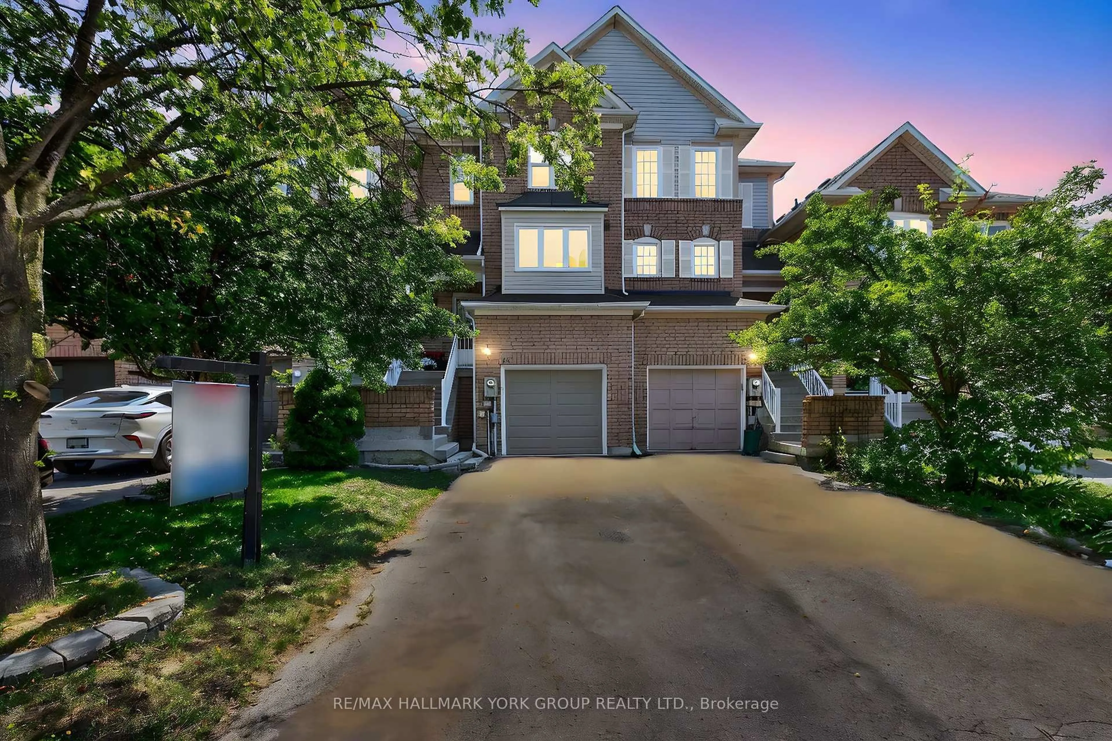 A pic from outside/outdoor area/front of a property/back of a property/a pic from drone, street for 45 Baywell Cres, Aurora Ontario L4G 7N4