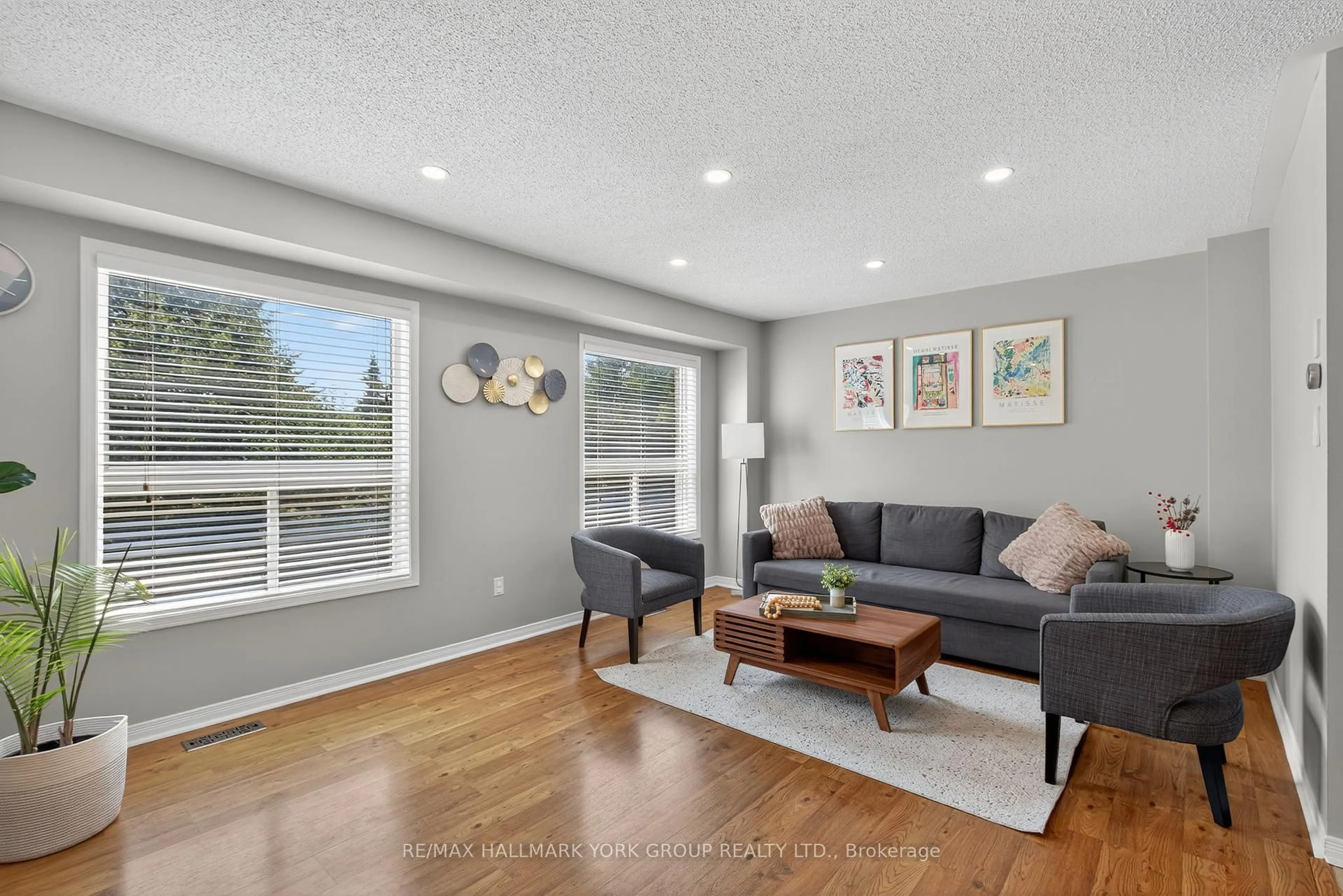 Living room with furniture, wood/laminate floor for 45 Baywell Cres, Aurora Ontario L4G 7N4