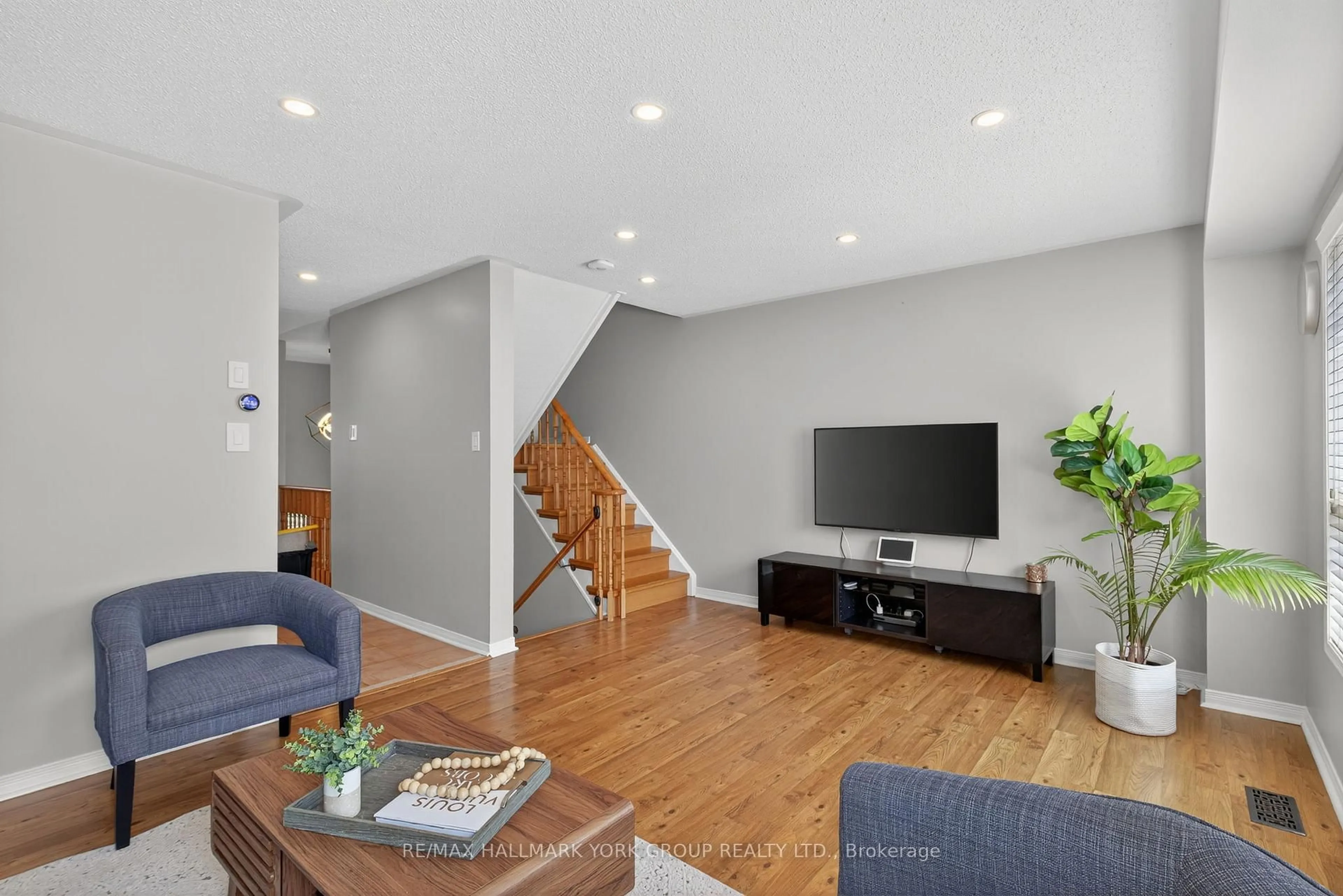 Living room with furniture, unknown for 45 Baywell Cres, Aurora Ontario L4G 7N4