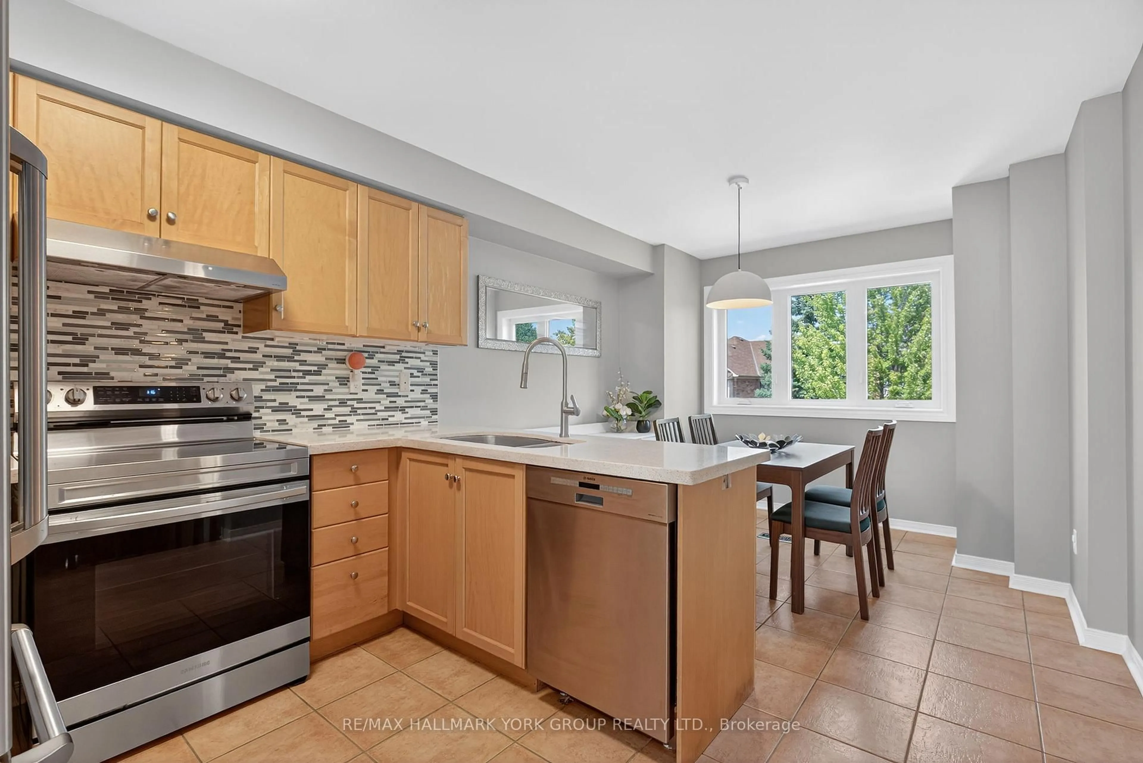 Open concept kitchen, ceramic/tile floor for 45 Baywell Cres, Aurora Ontario L4G 7N4