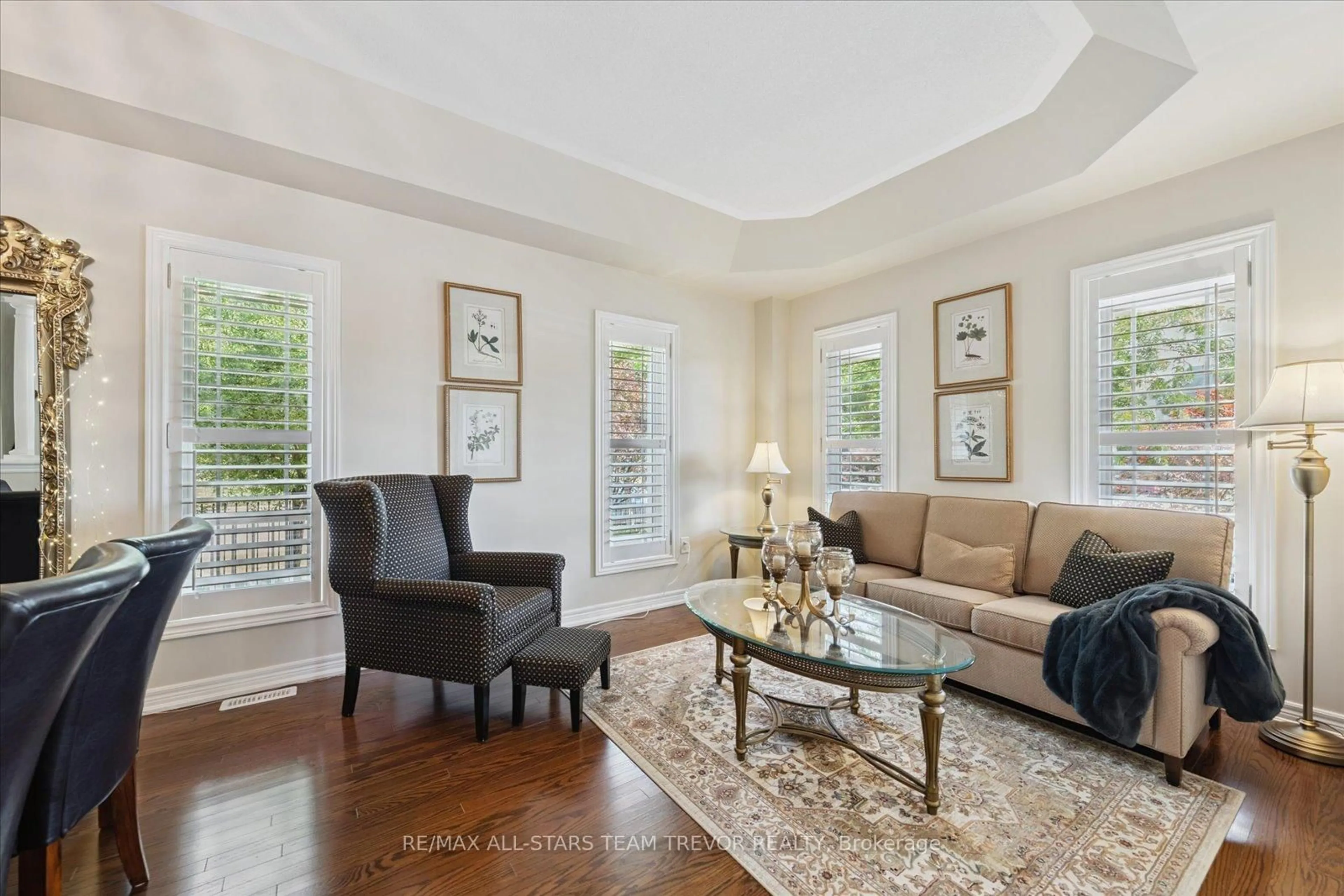 Living room with furniture, unknown for 38 Mackenzie Crt, Georgina Ontario L4P 0E1
