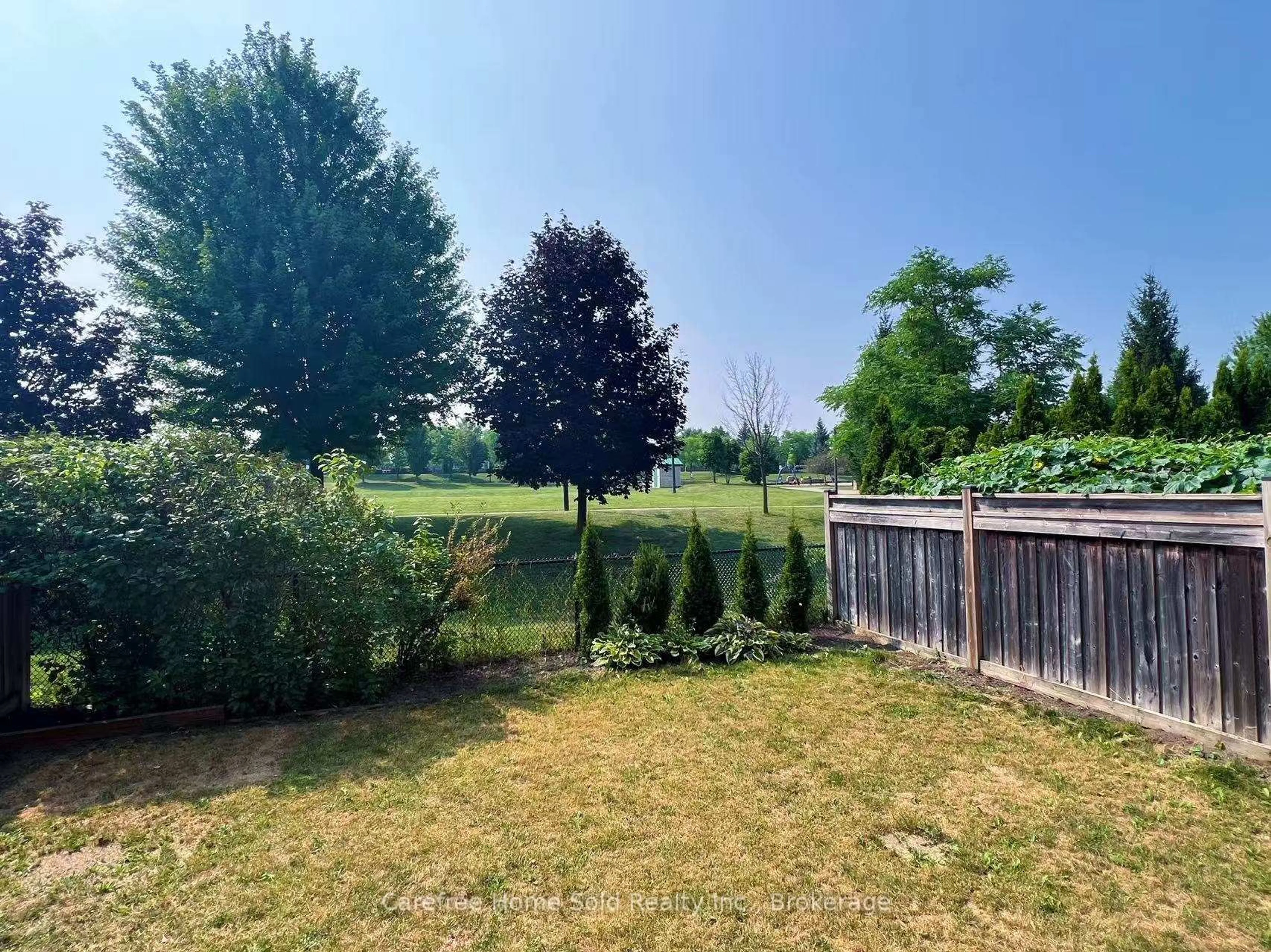 A pic from outside/outdoor area/front of a property/back of a property/a pic from drone, forest/trees view for 35 Wallwark St, Aurora Ontario L4G 0J2