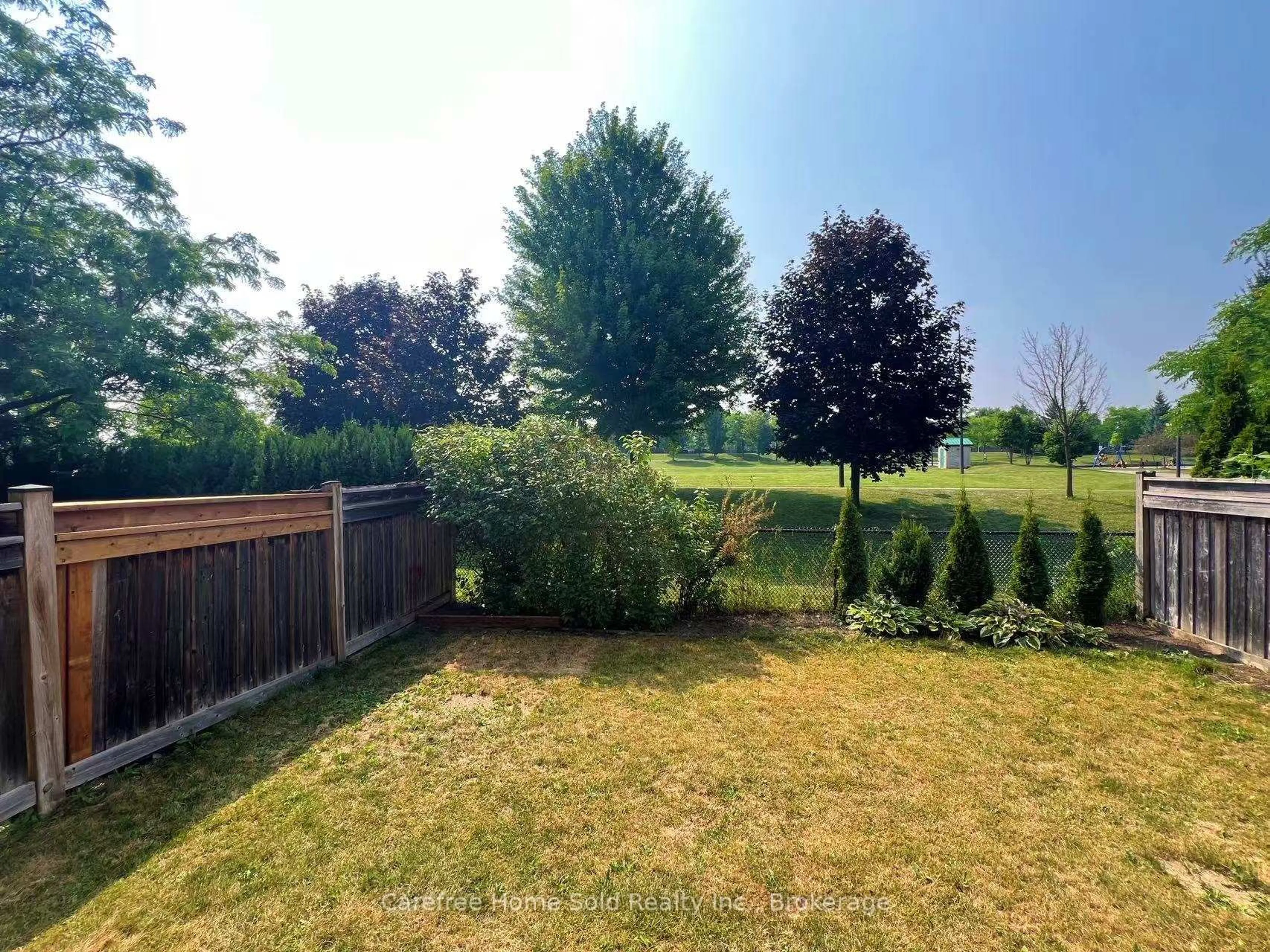 A pic from outside/outdoor area/front of a property/back of a property/a pic from drone, forest/trees view for 35 Wallwark St, Aurora Ontario L4G 0J2
