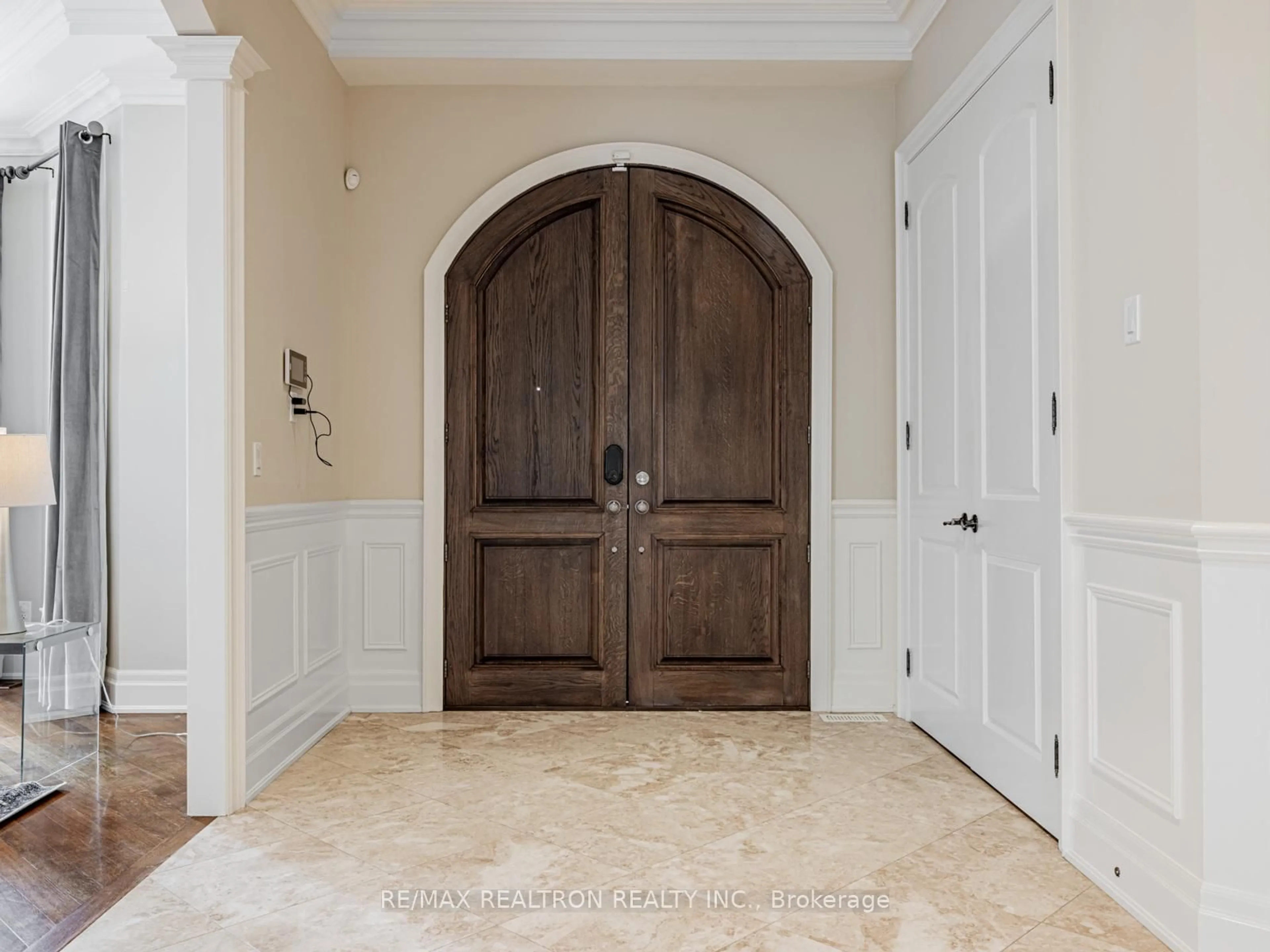 Indoor entryway for 12 Orlon Cres, Richmond Hill Ontario L4C 6S5