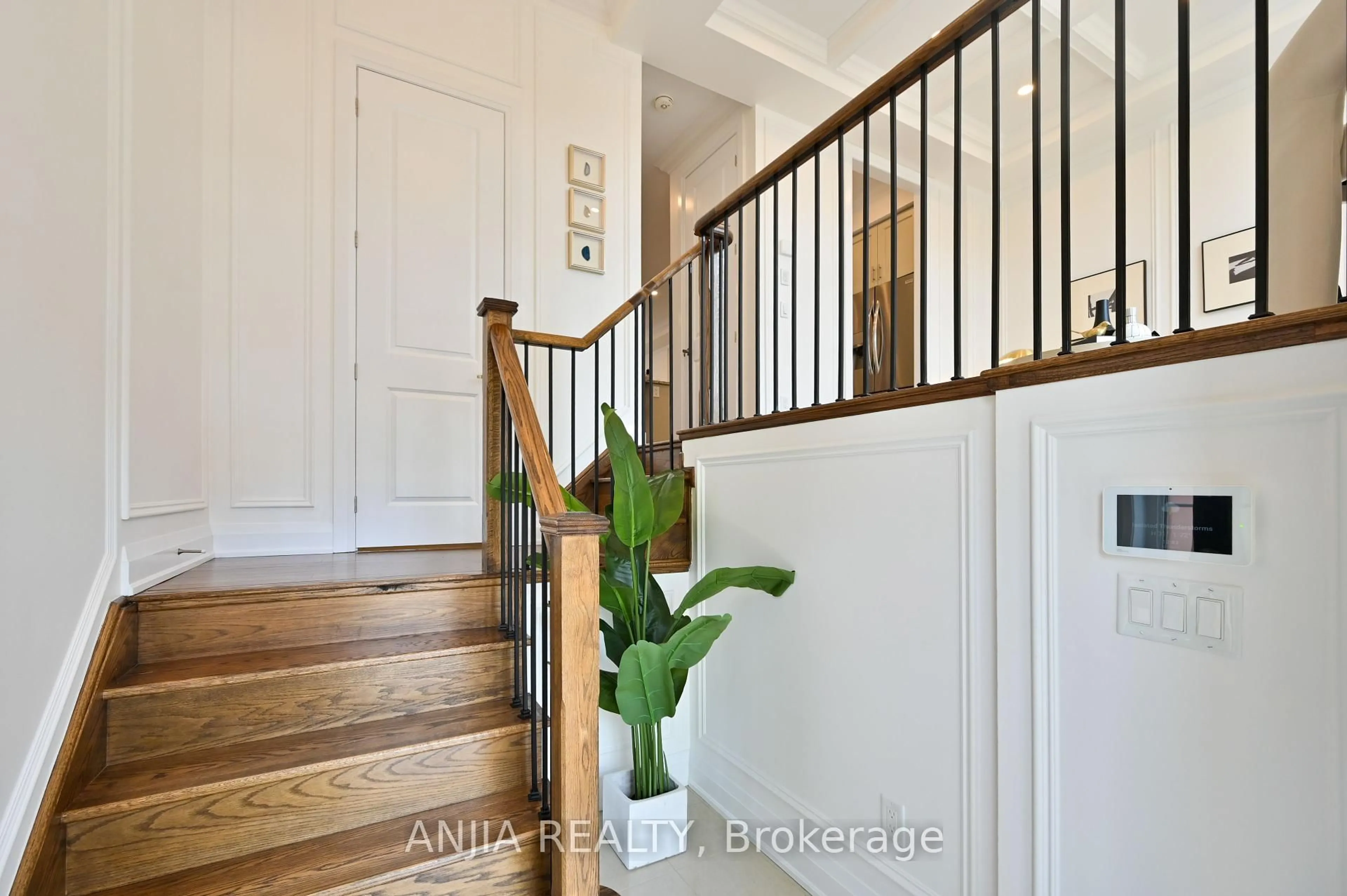 Indoor entryway for 37 Duncombe Lane, Richmond Hill Ontario L4C 1C2