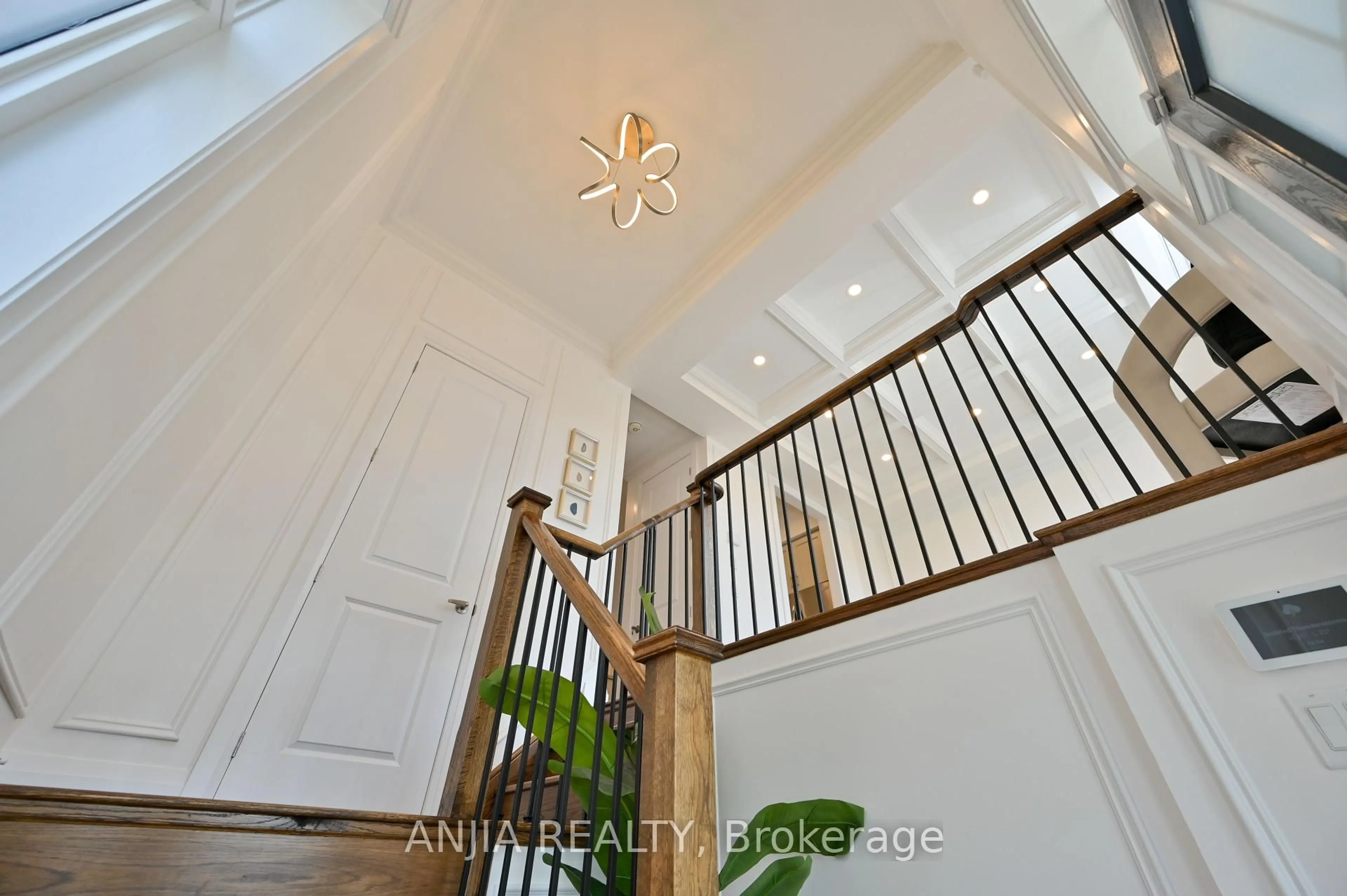 Indoor entryway for 37 Duncombe Lane, Richmond Hill Ontario L4C 1C2