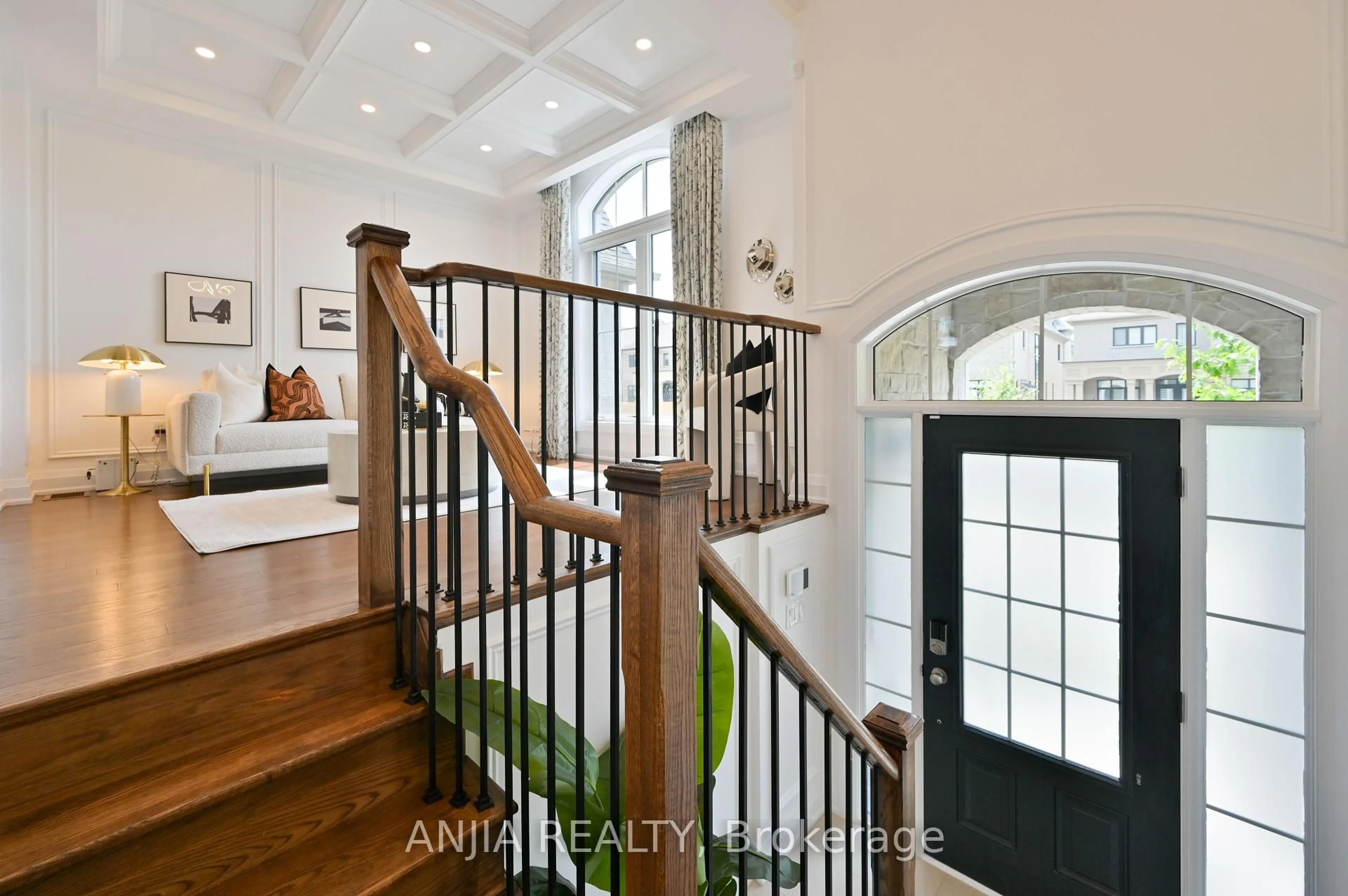Indoor entryway for 37 Duncombe Lane, Richmond Hill Ontario L4C 1C2