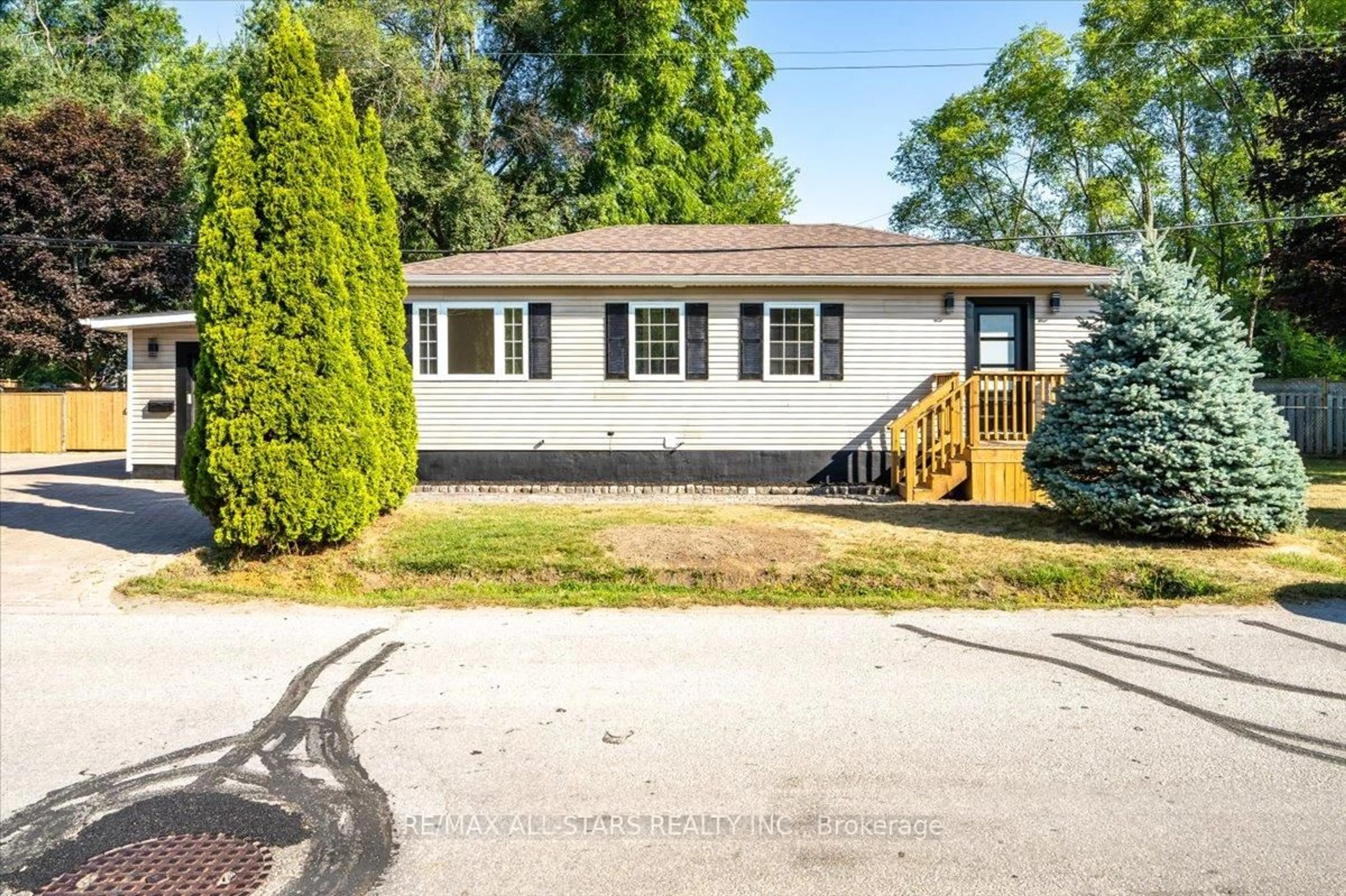 Home with vinyl exterior material, street for 250 Rayners Rd, Georgina Ontario L4P 1G6