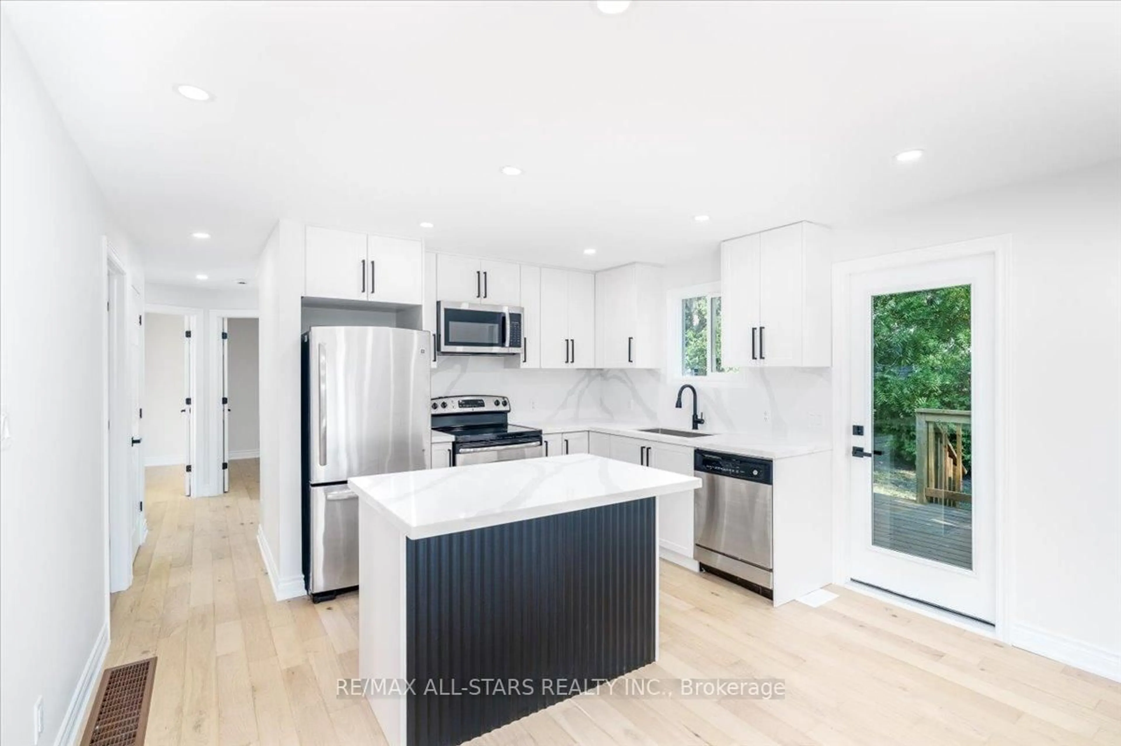 Open concept kitchen, unknown for 250 Rayners Rd, Georgina Ontario L4P 1G6