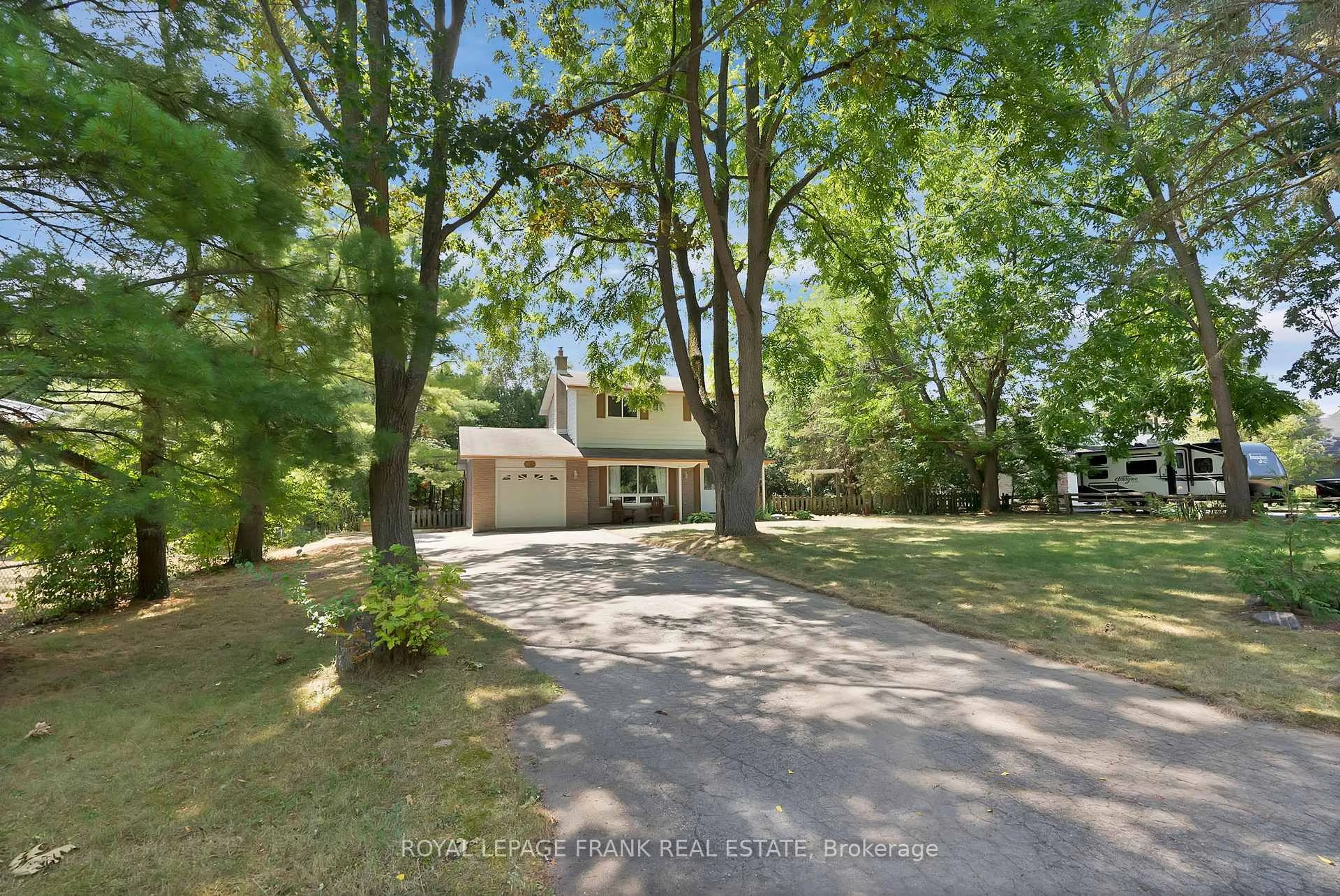 A pic from outside/outdoor area/front of a property/back of a property/a pic from drone, street for 68 Brook Cres, Georgina Ontario L0E 1N0