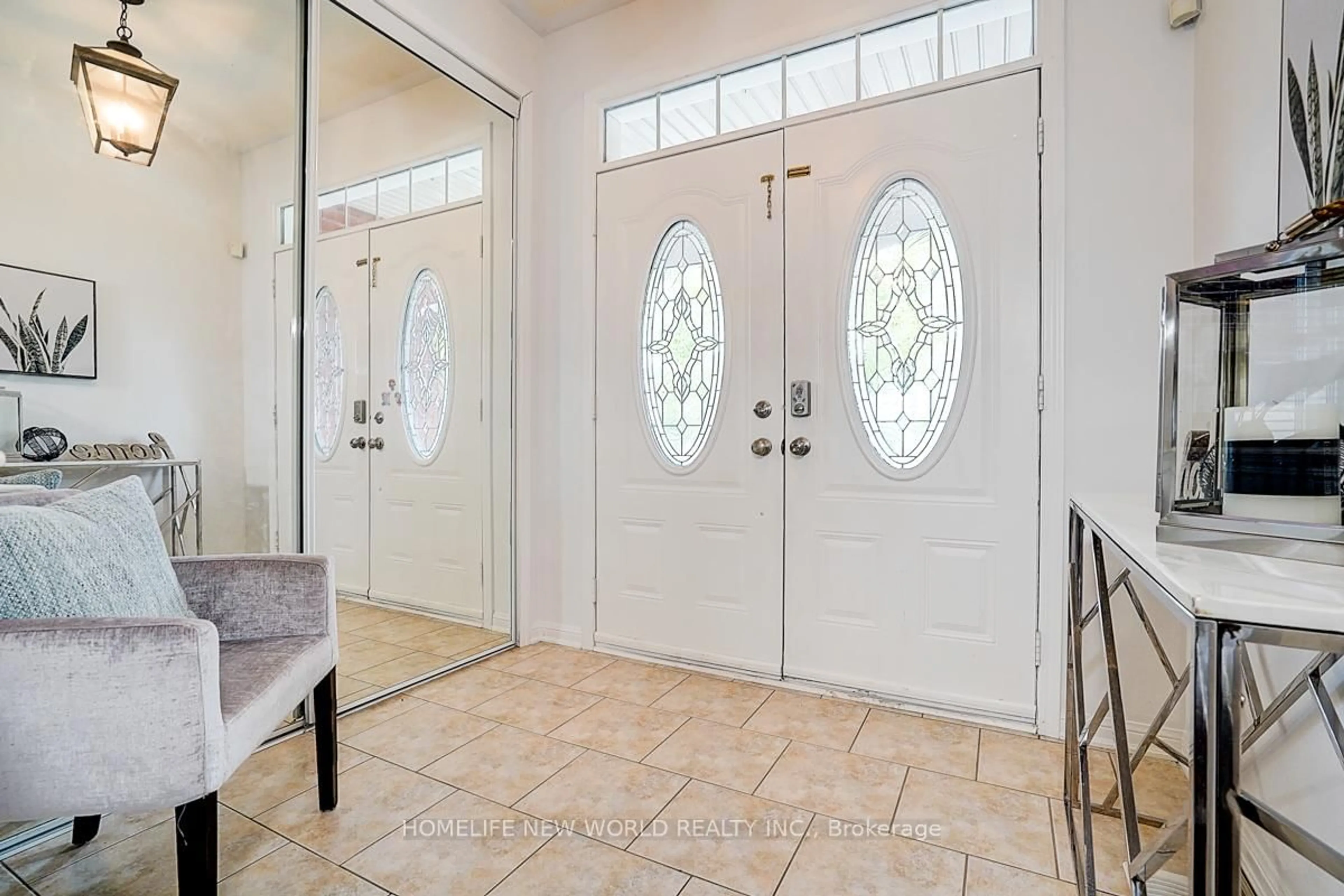 Indoor entryway for 76 Bulmer Cres, Newmarket Ontario L3X 3K1